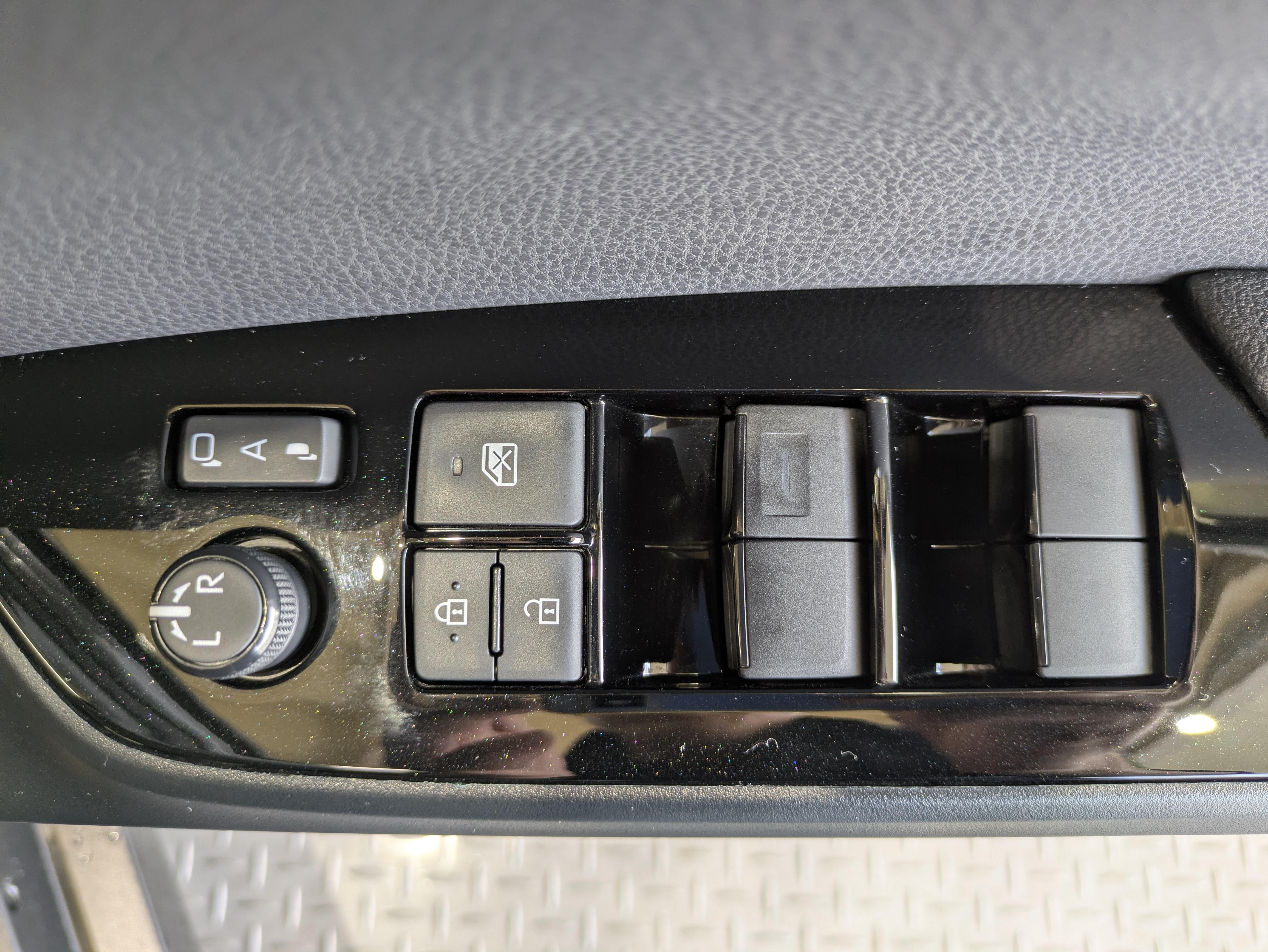 パワーウィンドウのスイッチですよ。　運転席に居ながら窓を開け閉めのコントロールできますよ。　ロック機能で、子供がイタズラして窓を開けるという事も無くなりますよ。