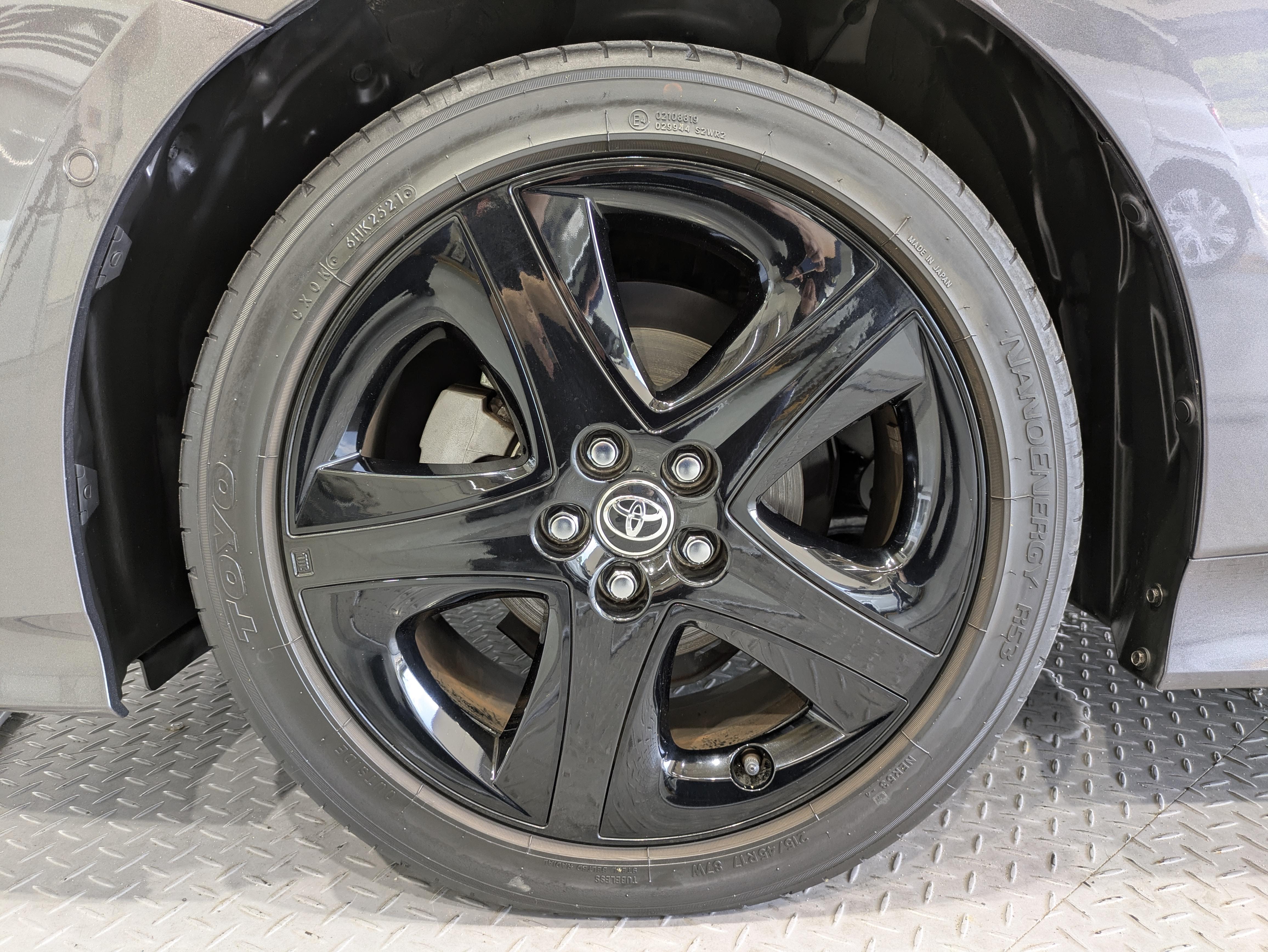 スポーティな印象を与える純正ホイールです。どこまでも走っていきたくなるようなデザインですね♪