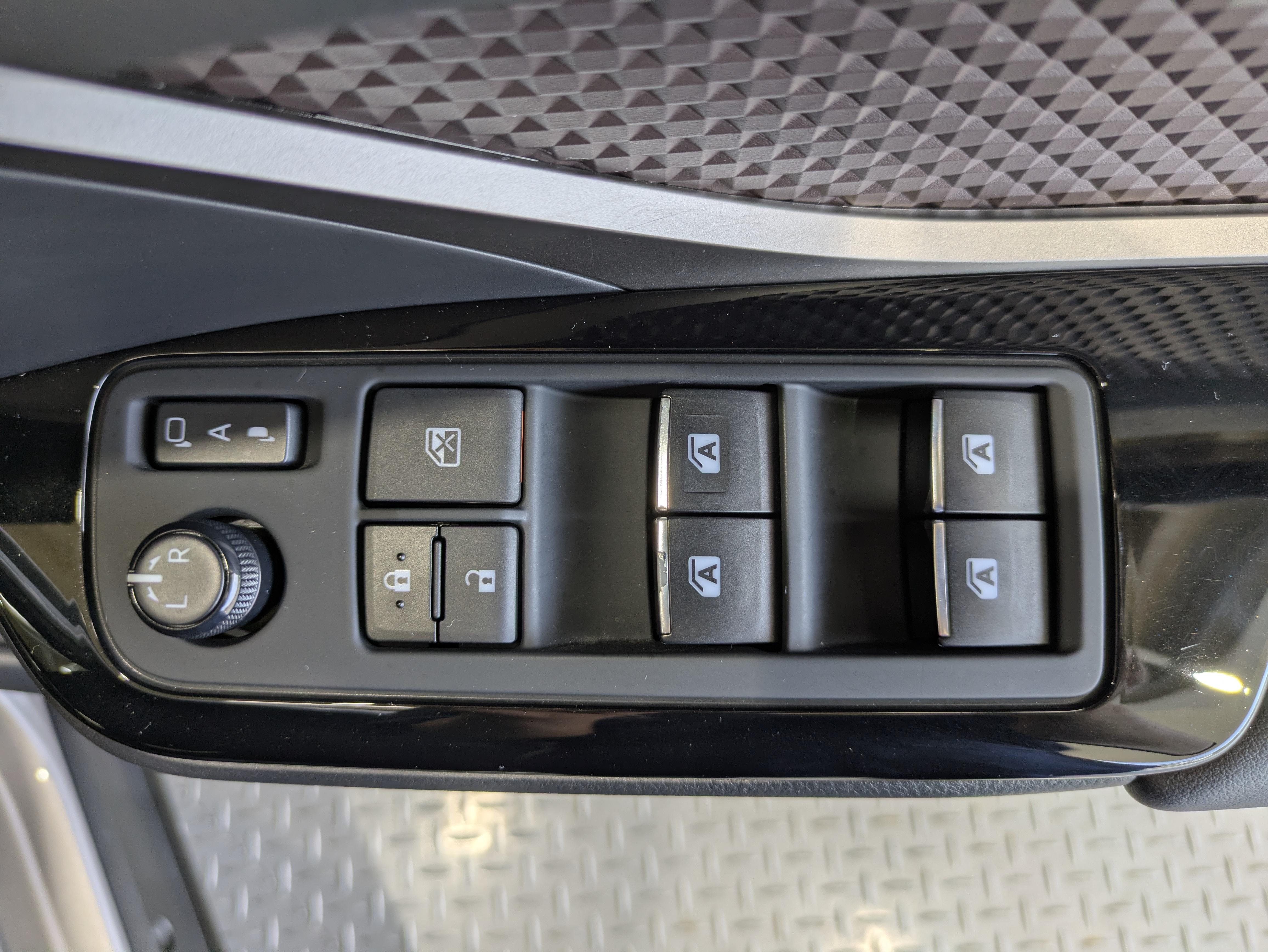 パワーウィンドウのスイッチですよ。　運転席に居ながら窓を開け閉めのコントロールできますよ。　ロック機能で、子供がイタズラして窓を開けるという事も無くなりますよ。