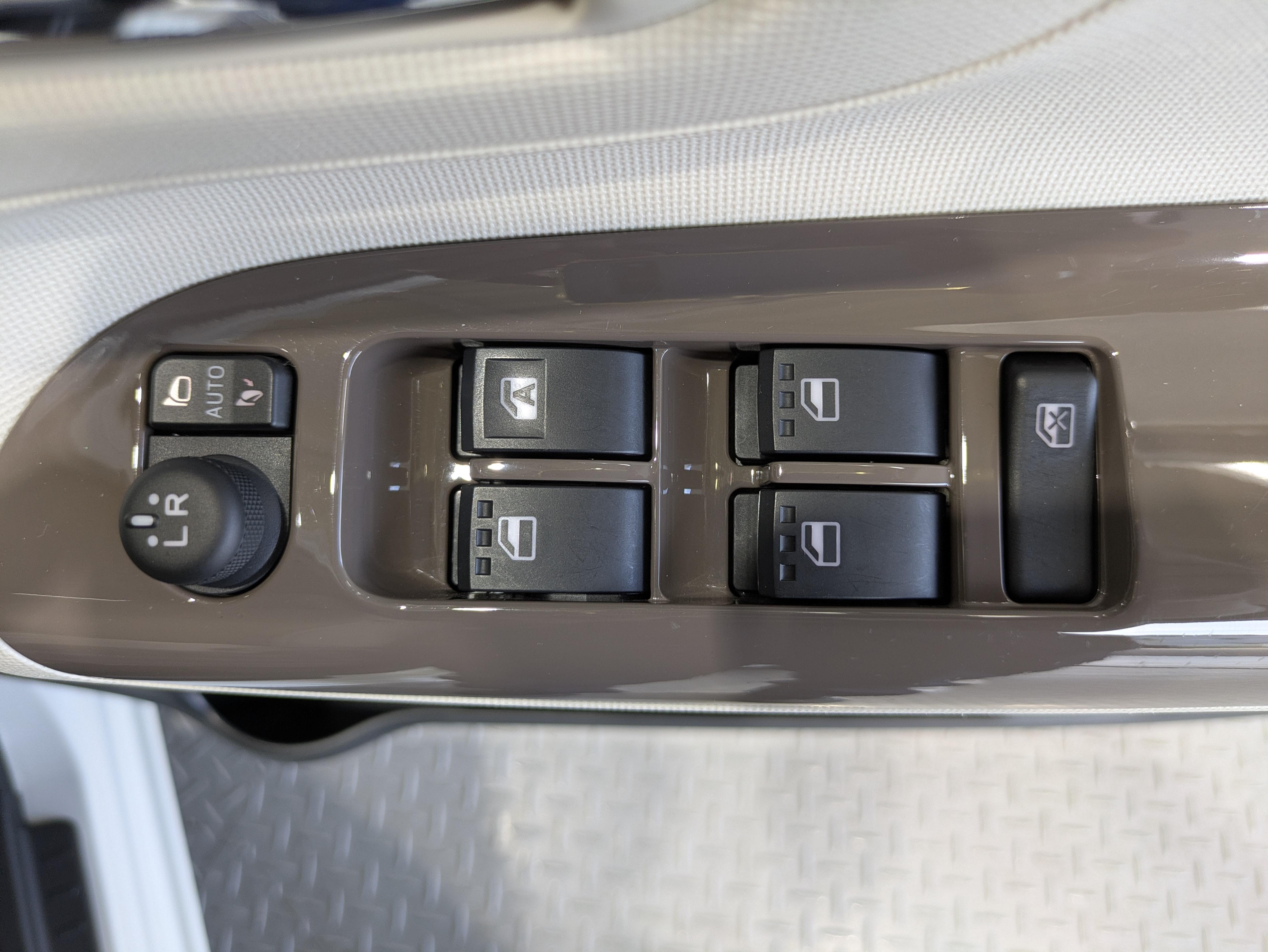 パワーウィンドウのスイッチですよ。　運転席に居ながら窓を開け閉めのコントロールできますよ。　ロック機能で、子供がイタズラして窓を開けるという事も無くなりますよ。