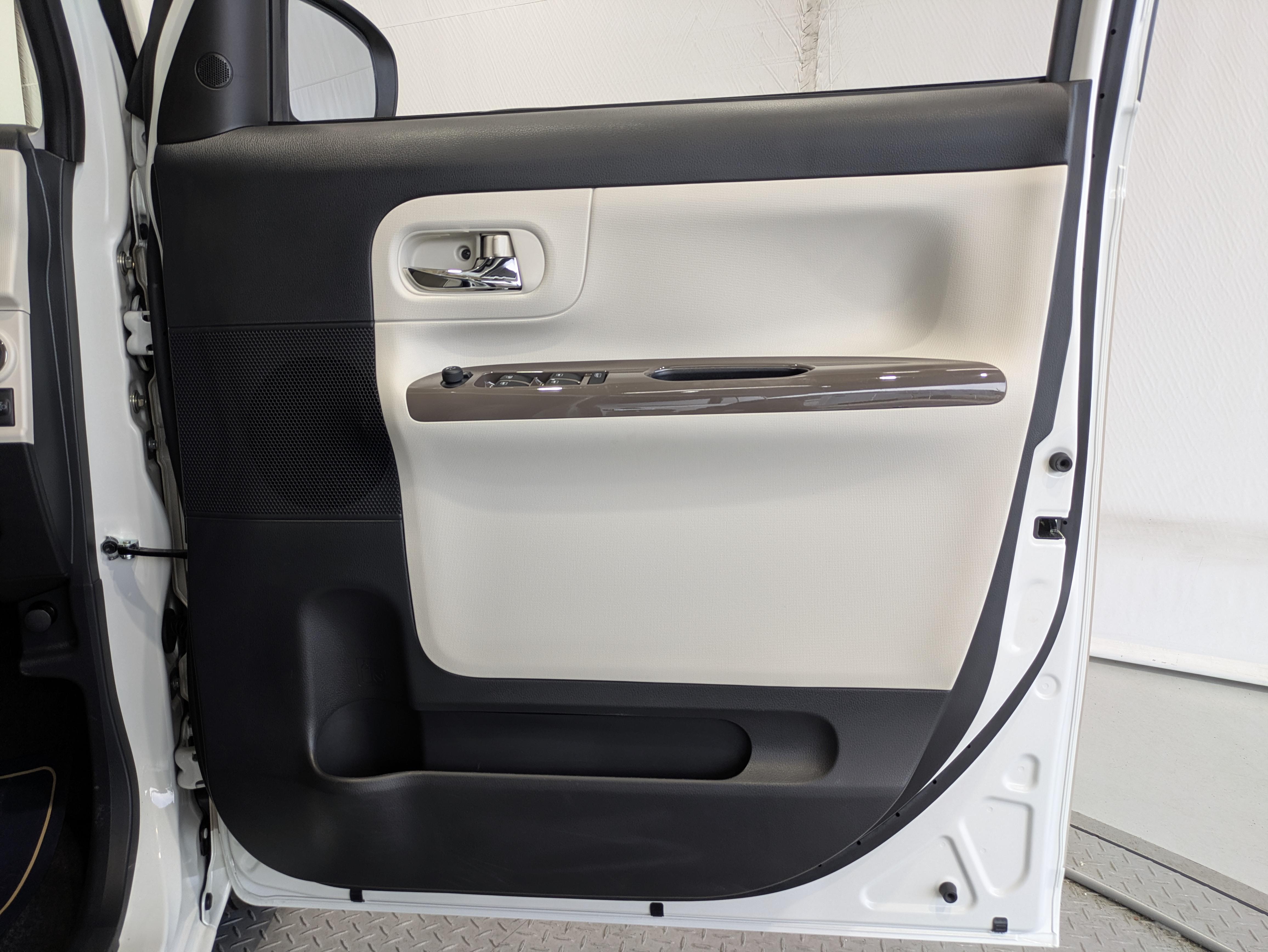 運転席ドア内張はご覧の通り。ドアポケットの収納もバッチリです