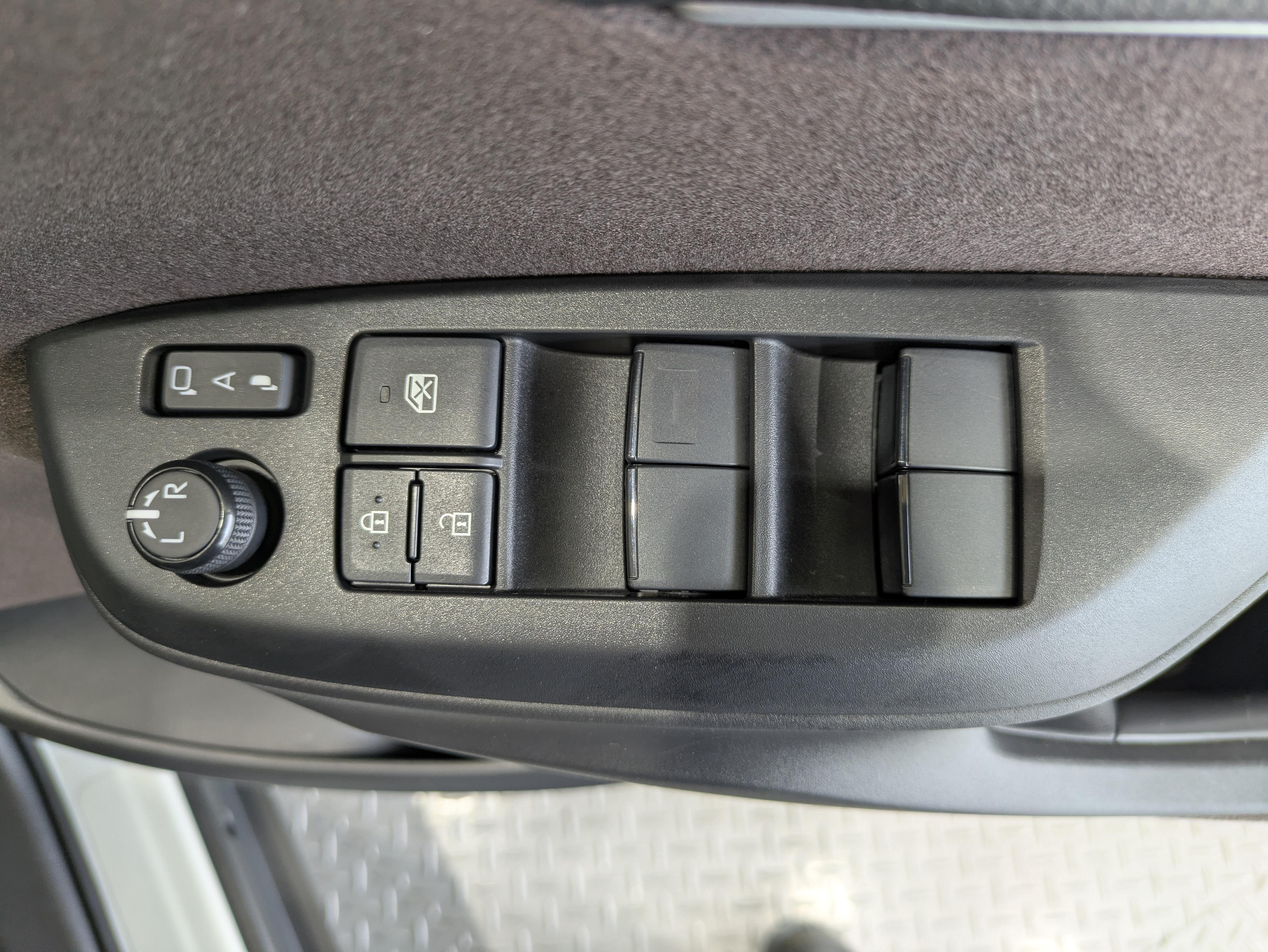 パワーウィンドウのスイッチですよ。　運転席に居ながら窓を開け閉めのコントロールできますよ。　ロック機能で、子供がイタズラして窓を開けるという事も無くなりますよ。