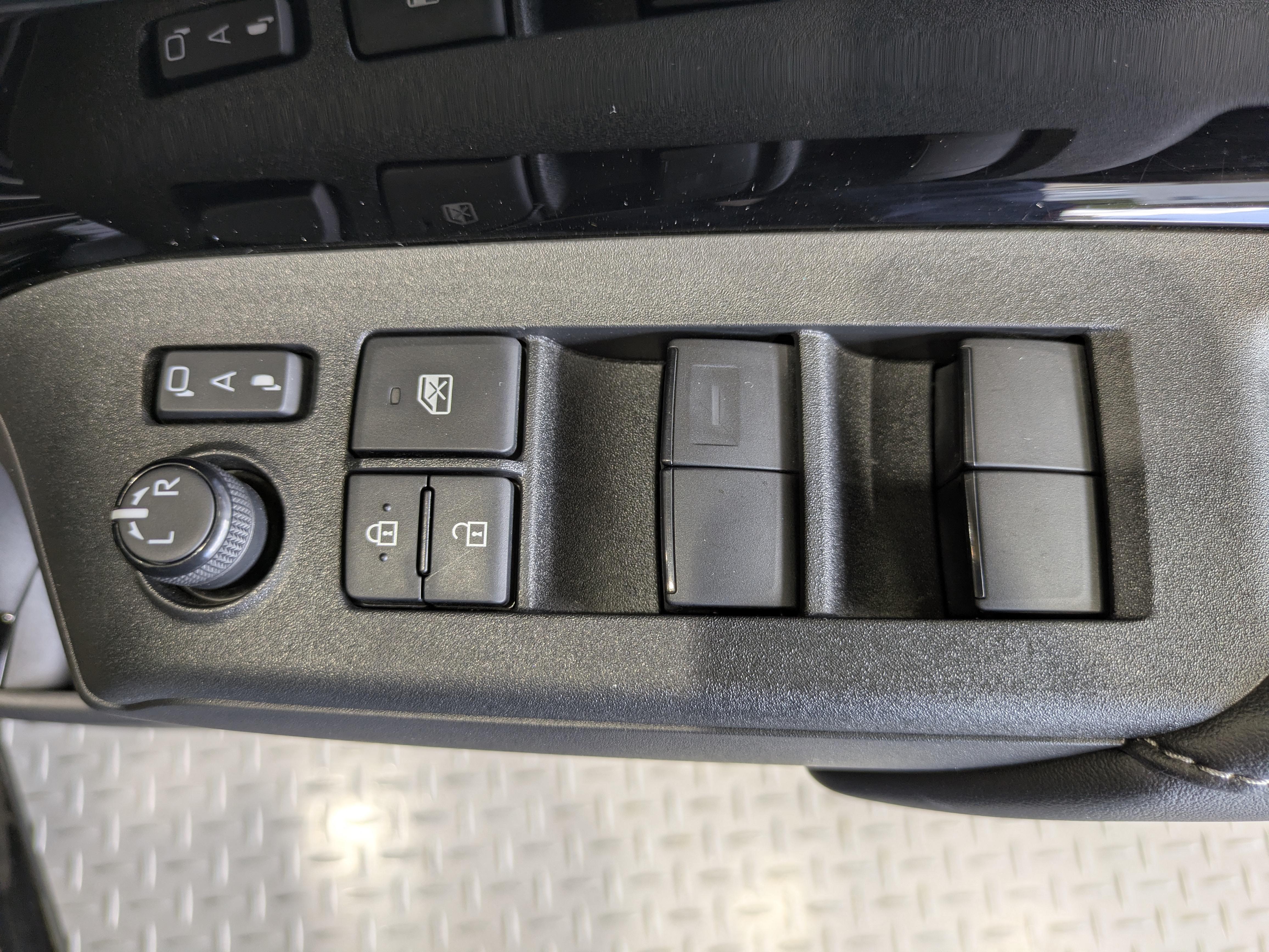 パワーウィンドウのスイッチですよ。　運転席に居ながら窓を開け閉めのコントロールできますよ。　ロック機能で、子供がイタズラして窓を開けるという事も無くなりますよ。