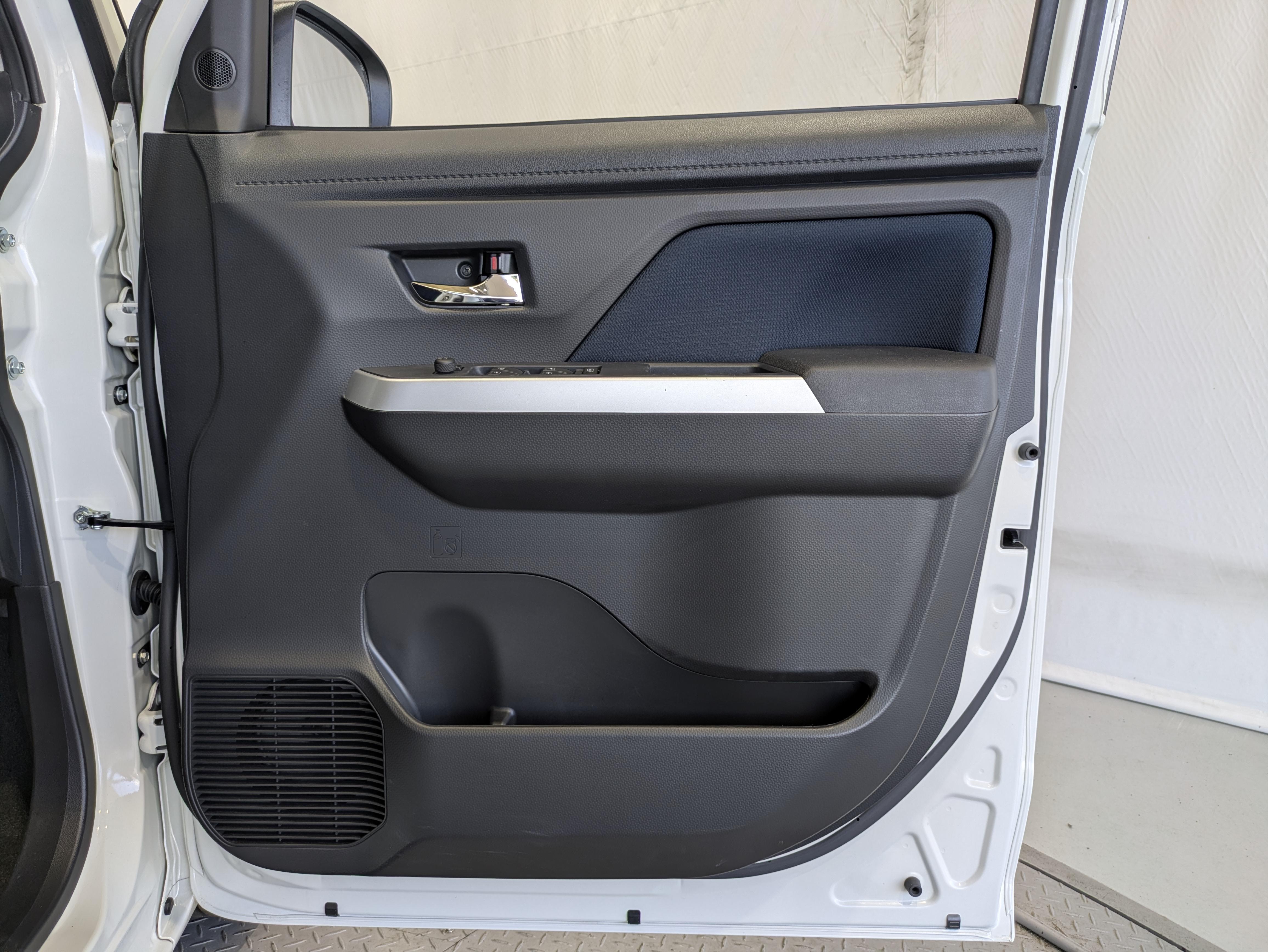 運転席ドア内張はご覧の通り。ドアポケットの収納もバッチリです