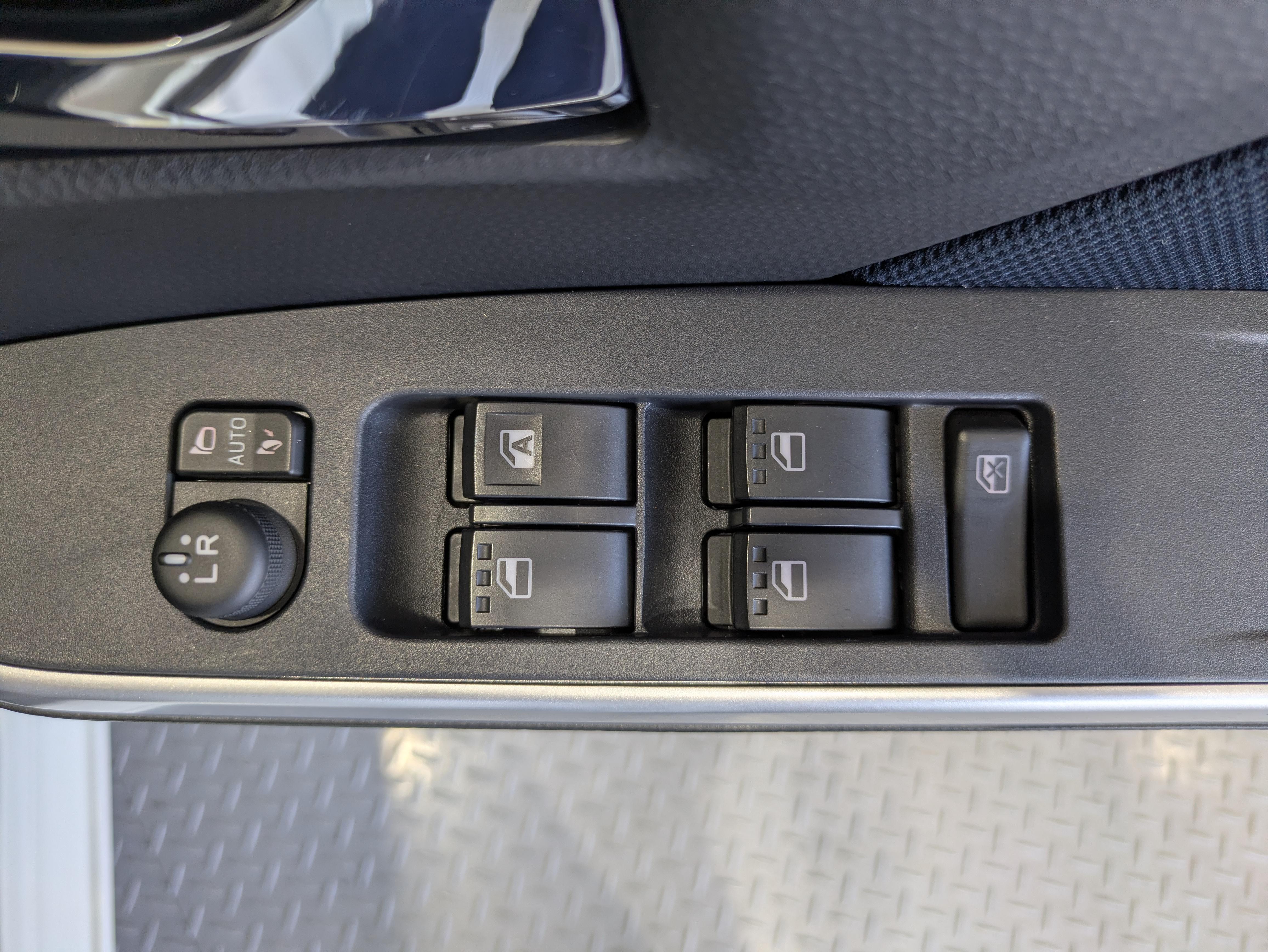 パワーウィンドウのスイッチですよ。　運転席に居ながら窓を開け閉めのコントロールできますよ。　ロック機能で、子供がイタズラして窓を開けるという事も無くなりますよ。