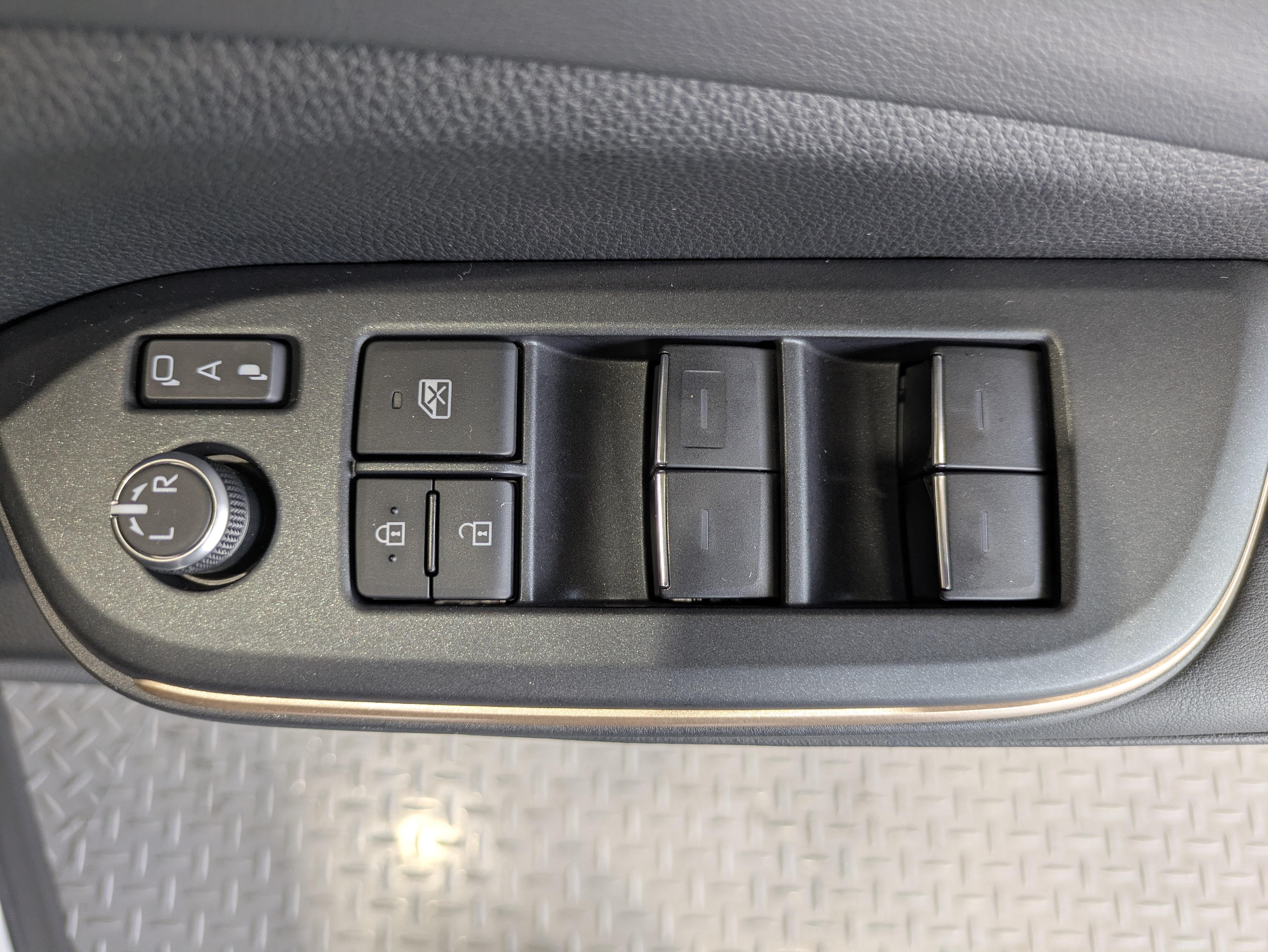 パワーウィンドウのスイッチですよ。　運転席に居ながら窓を開け閉めのコントロールできますよ。　ロック機能で、子供がイタズラして窓を開けるという事も無くなりますよ。
