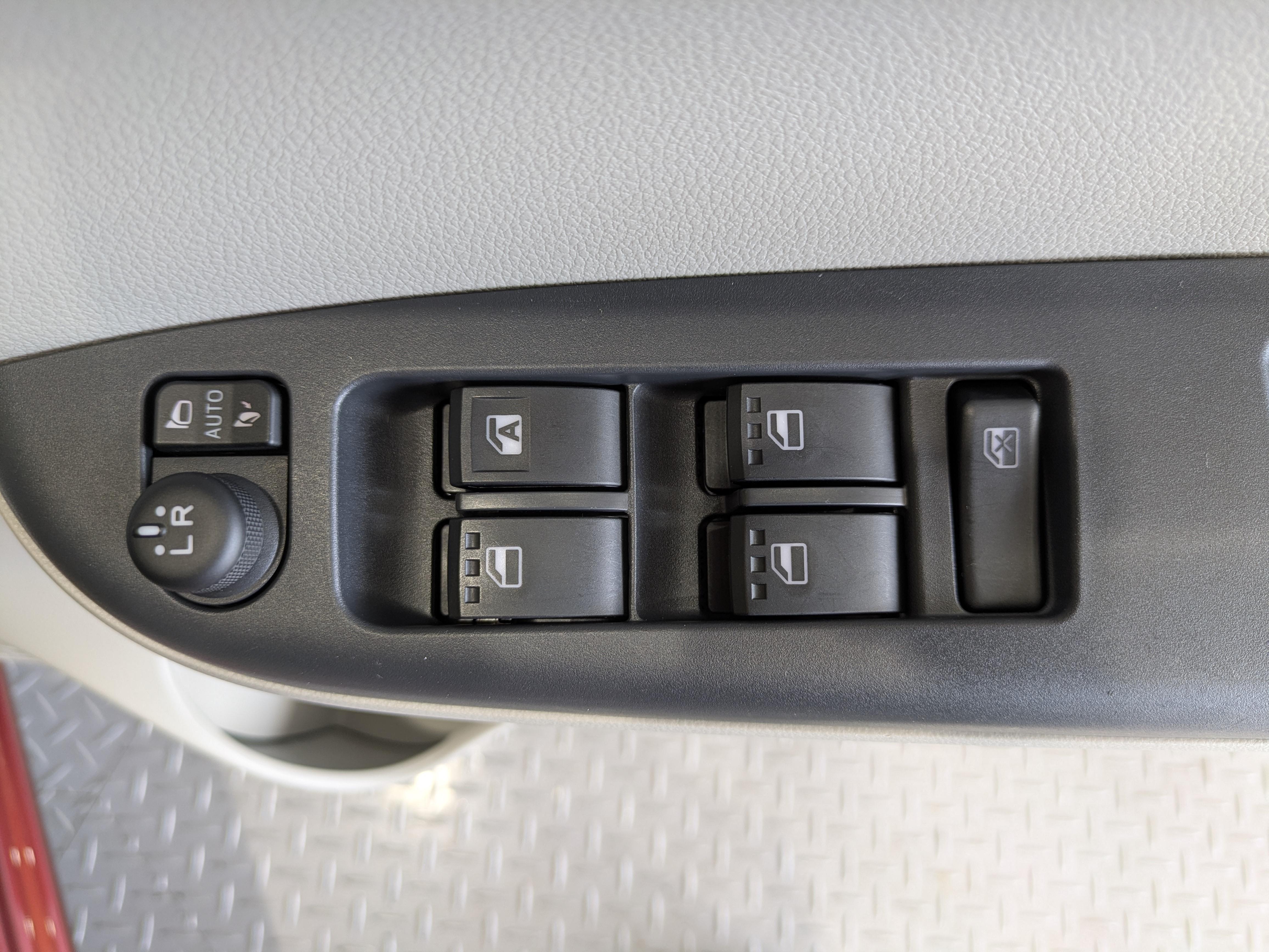 パワーウィンドウのスイッチですよ。　運転席に居ながら窓を開け閉めのコントロールできますよ。　ロック機能で、子供がイタズラして窓を開けるという事も無くなりますよ。
