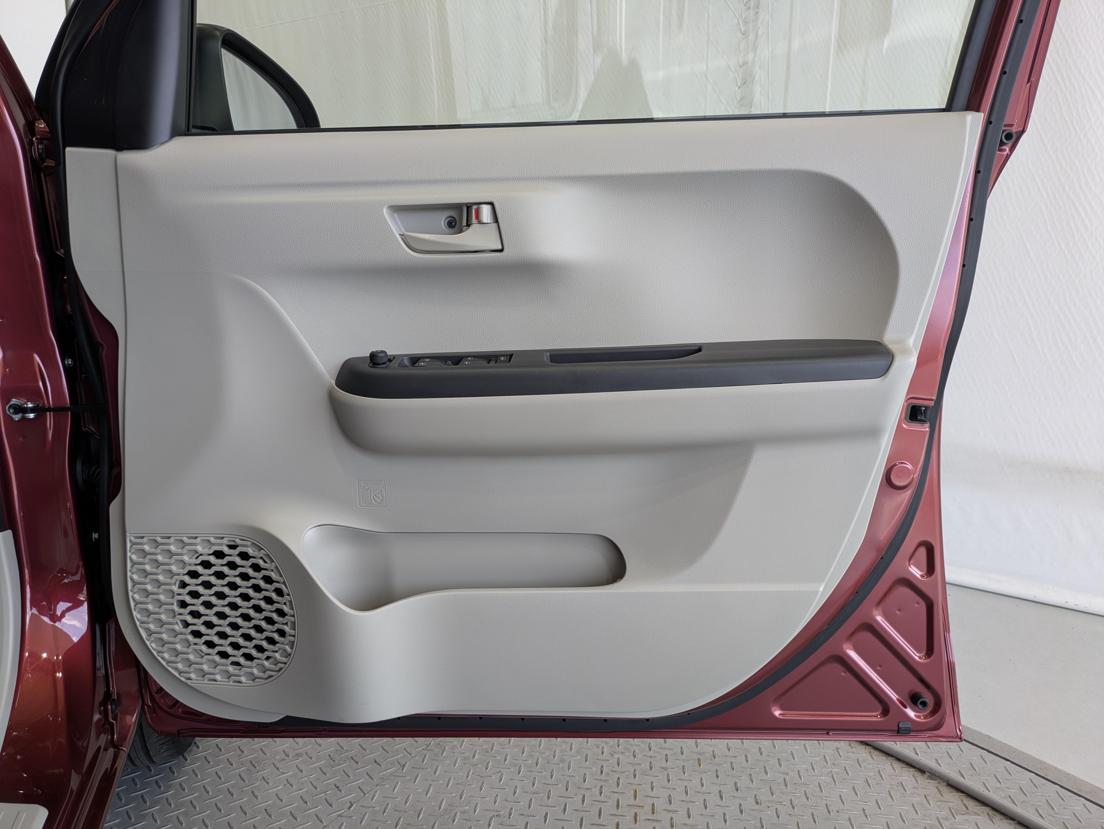 運転席ドア内張はご覧の通り。ドアポケットの収納もバッチリです