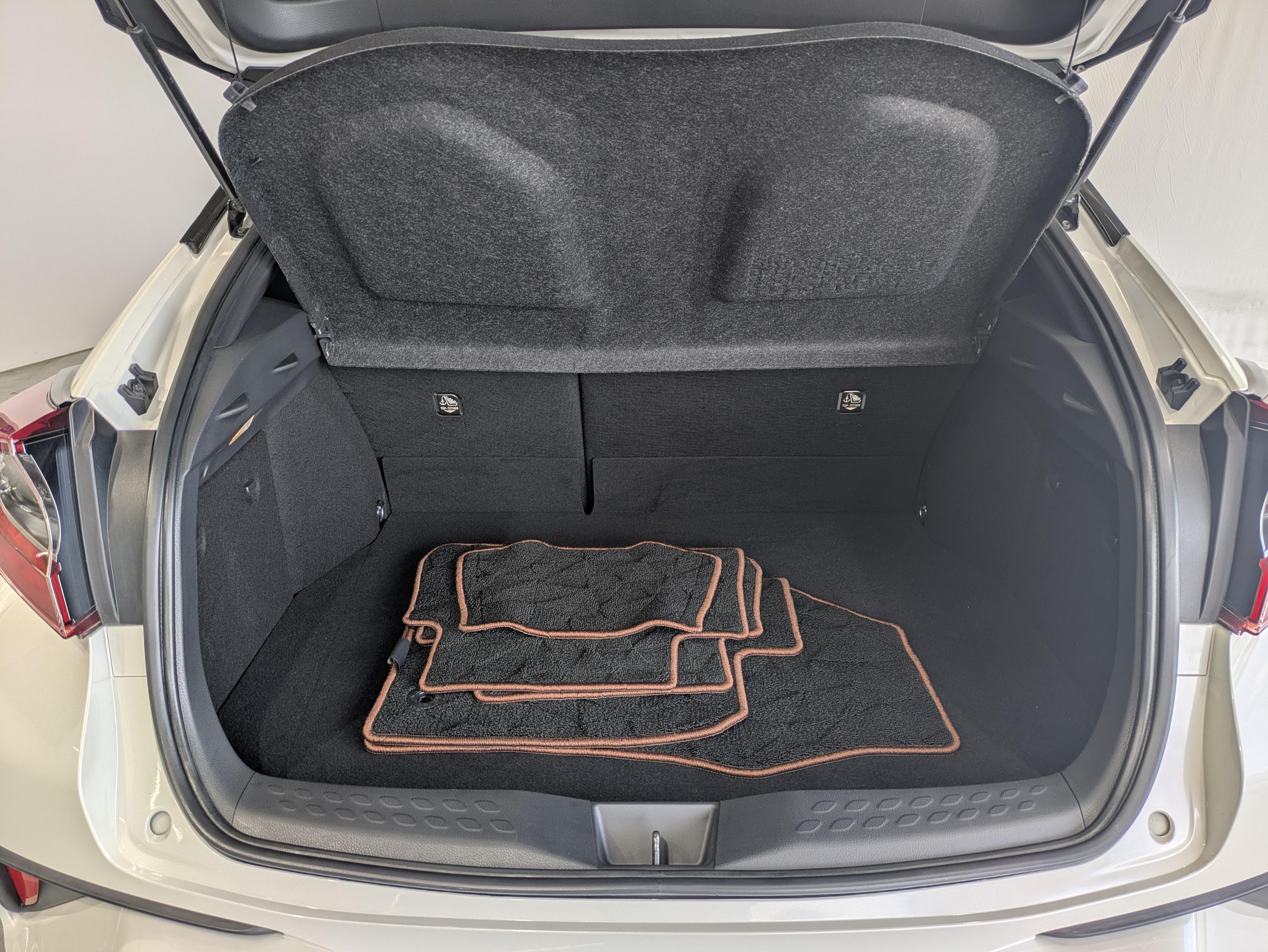 広い開口幅のおかげで大きな荷物も出し入れ楽々。旅行や買い物など、荷物が多くなってしまった時もしっかり活躍してくれます。