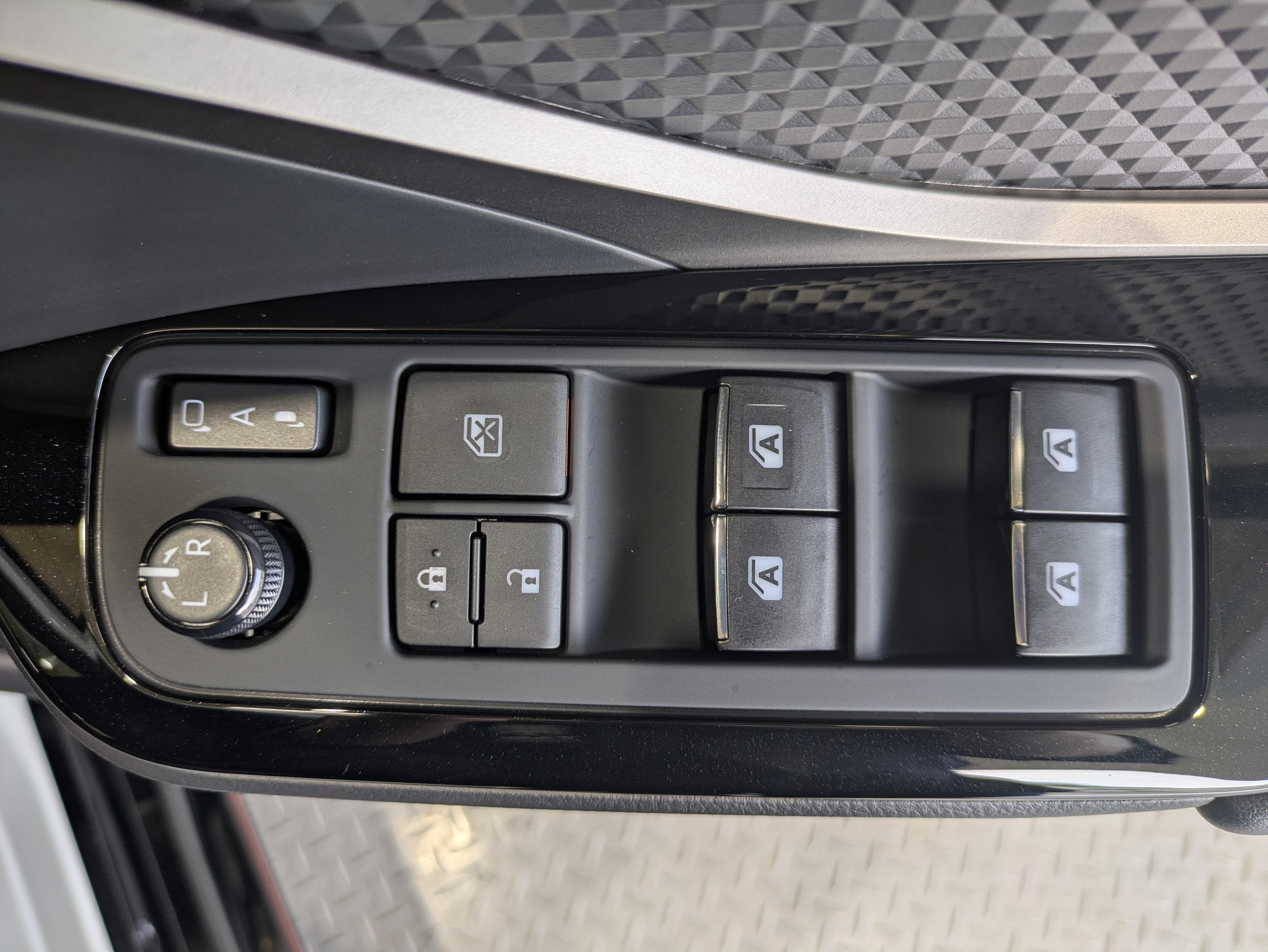 パワーウィンドウのスイッチですよ。　運転席に居ながら窓を開け閉めのコントロールできますよ。　ロック機能で、子供がイタズラして窓を開けるという事も無くなりますよ。
