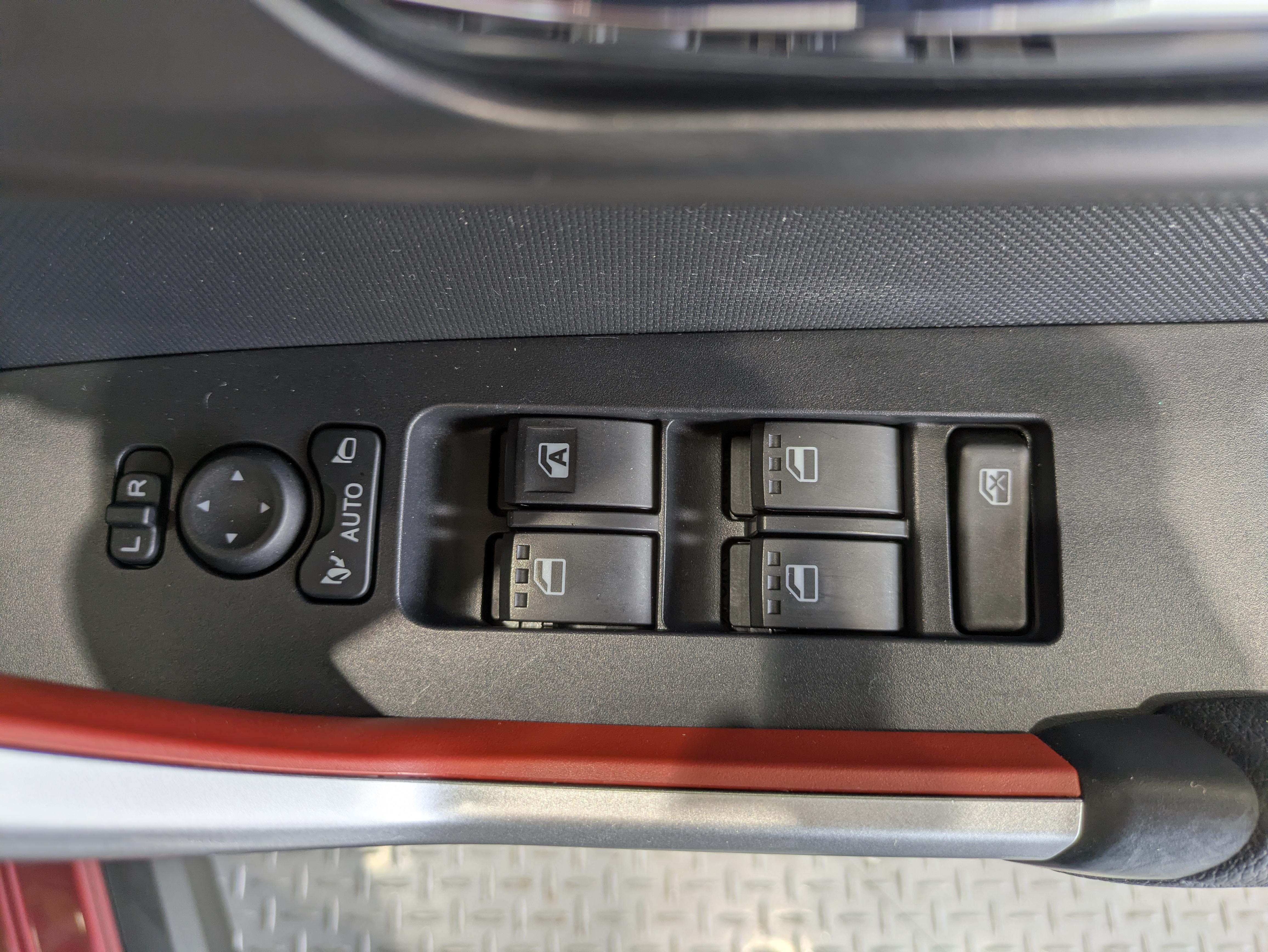 パワーウィンドウのスイッチですよ。　運転席に居ながら窓を開け閉めのコントロールできますよ。　ロック機能で、子供がイタズラして窓を開けるという事も無くなりますよ。