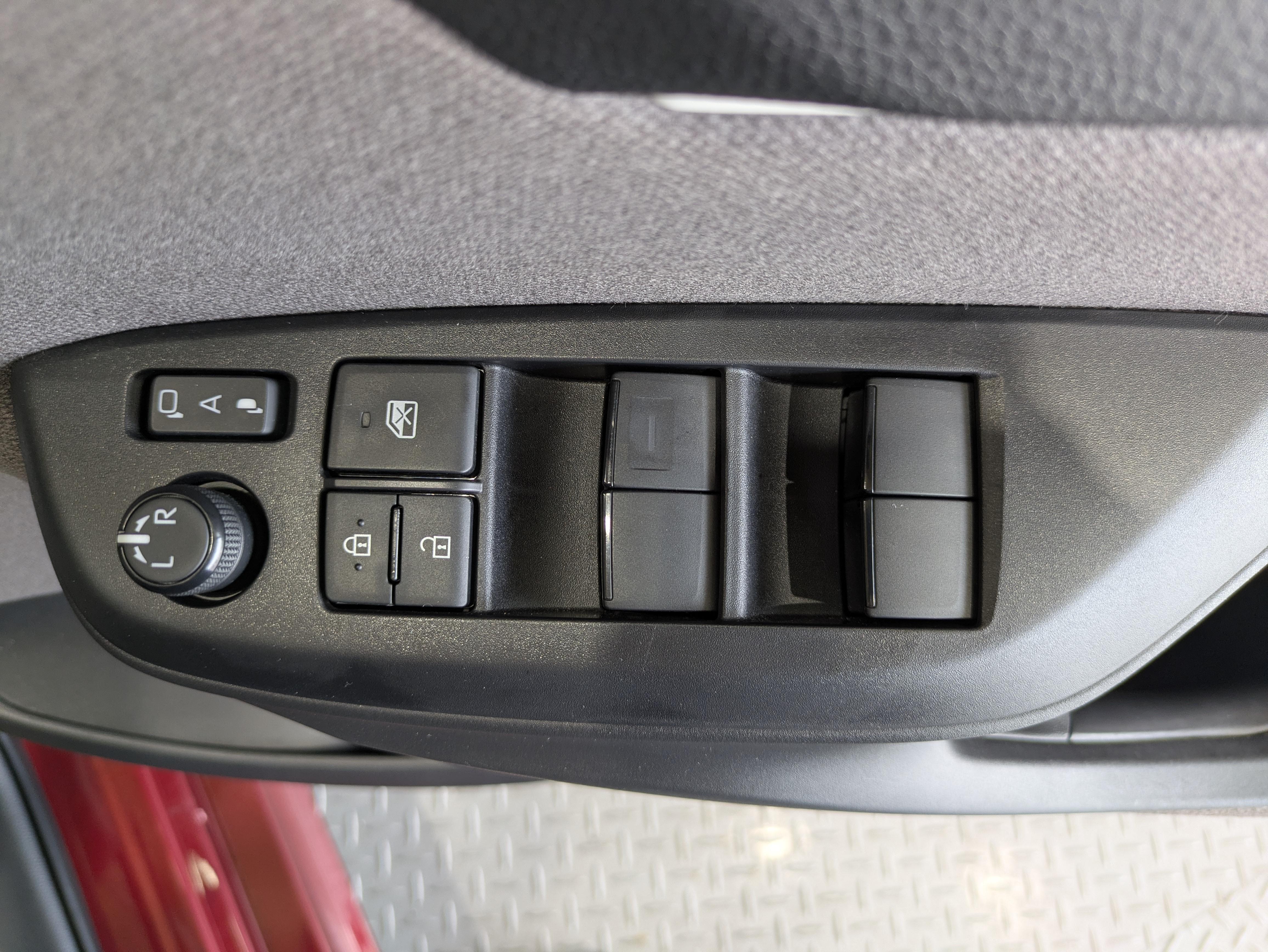 パワーウィンドウのスイッチですよ。　運転席に居ながら窓を開け閉めのコントロールできますよ。　ロック機能で、子供がイタズラして窓を開けるという事も無くなりますよ。