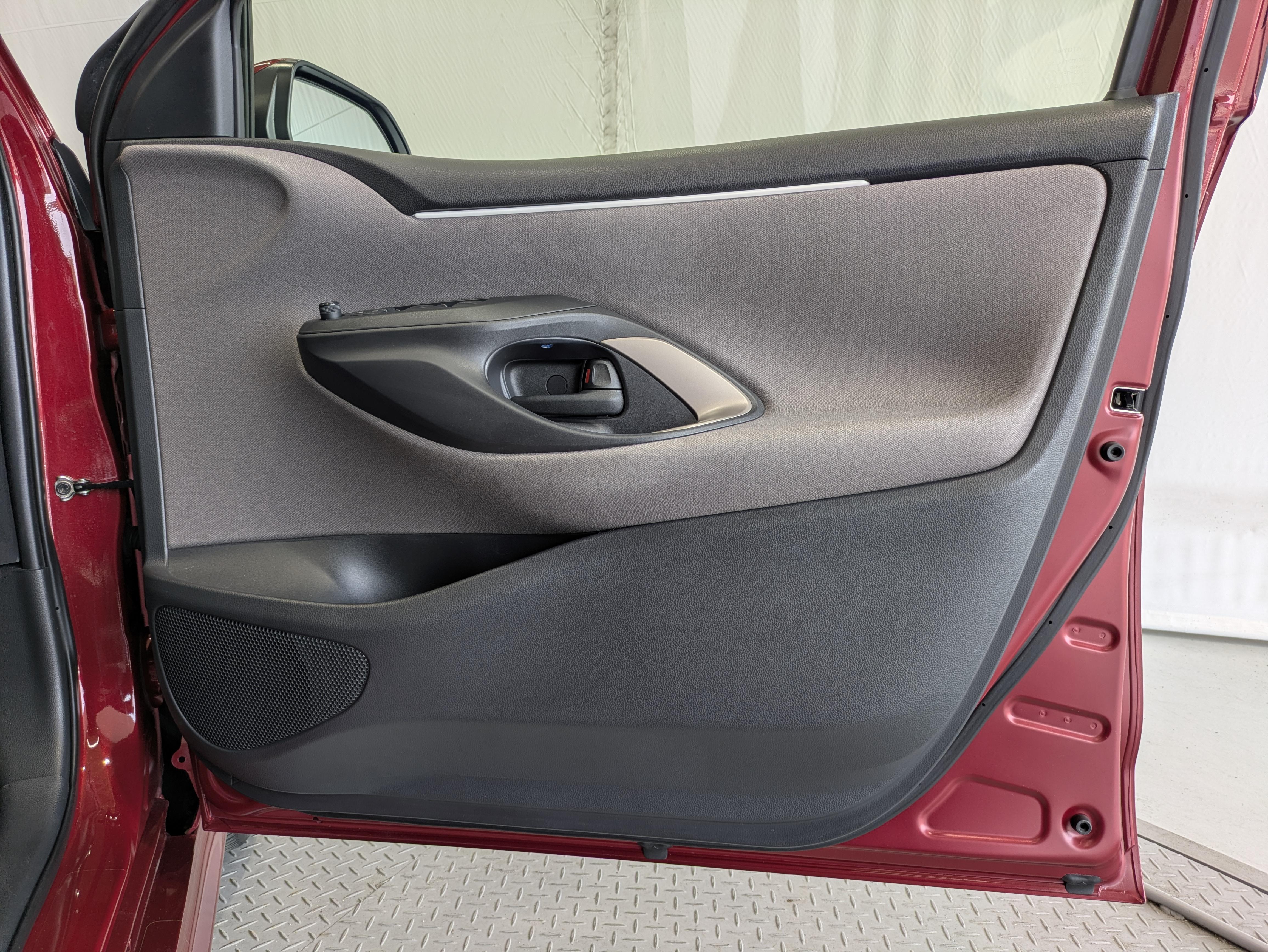 運転席ドア内張はご覧の通り。