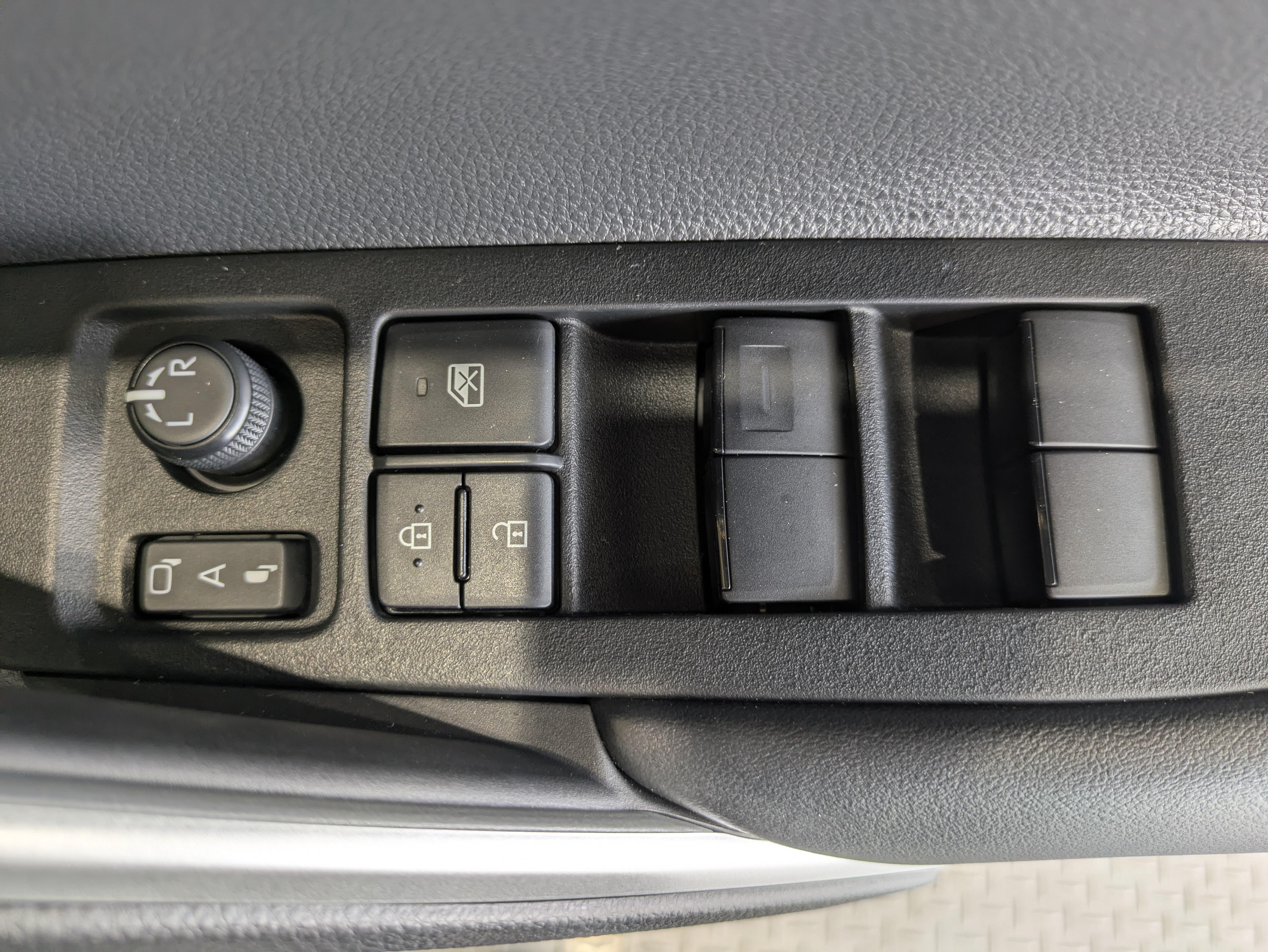パワーウィンドウのスイッチですよ。　運転席に居ながら窓を開け閉めのコントロールできますよ。　ロック機能で、子供がイタズラして窓を開けるという事も無くなりますよ。