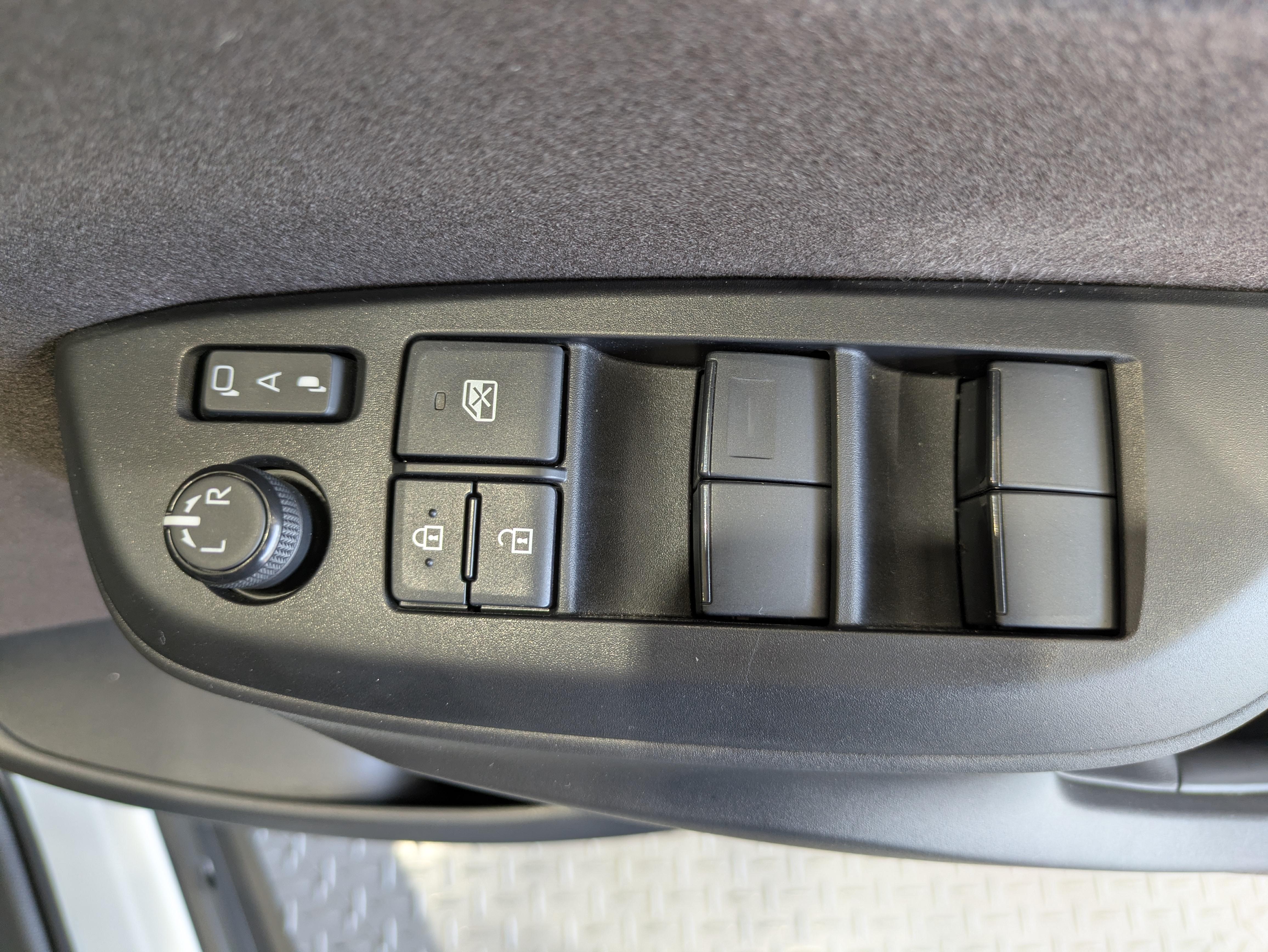 パワーウィンドウのスイッチですよ。　運転席に居ながら窓を開け閉めのコントロールできますよ。　ロック機能で、子供がイタズラして窓を開けるという事も無くなりますよ。