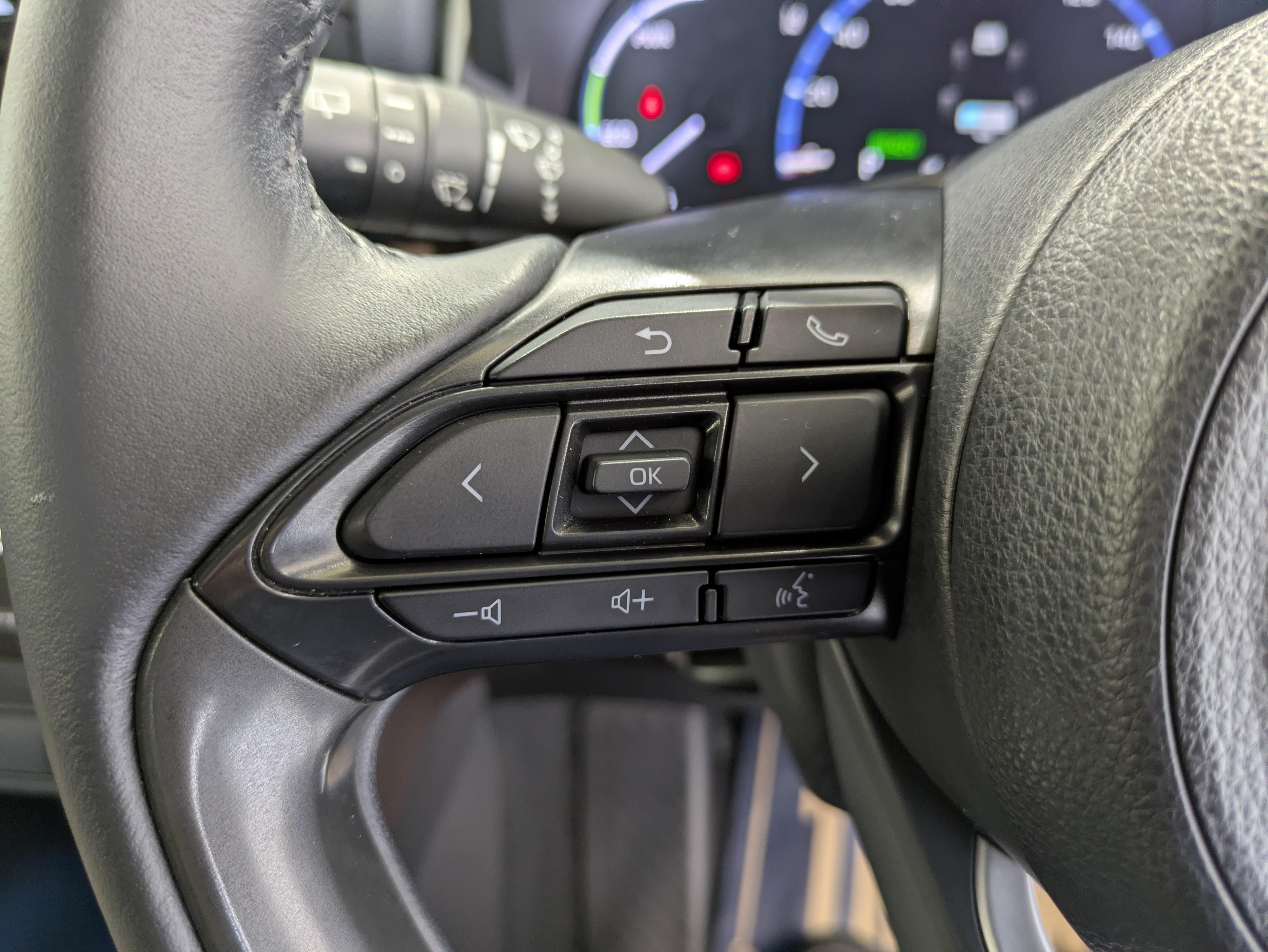 ステアリングスイッチ付き。前方から目を離すことなく操作することが可能です。