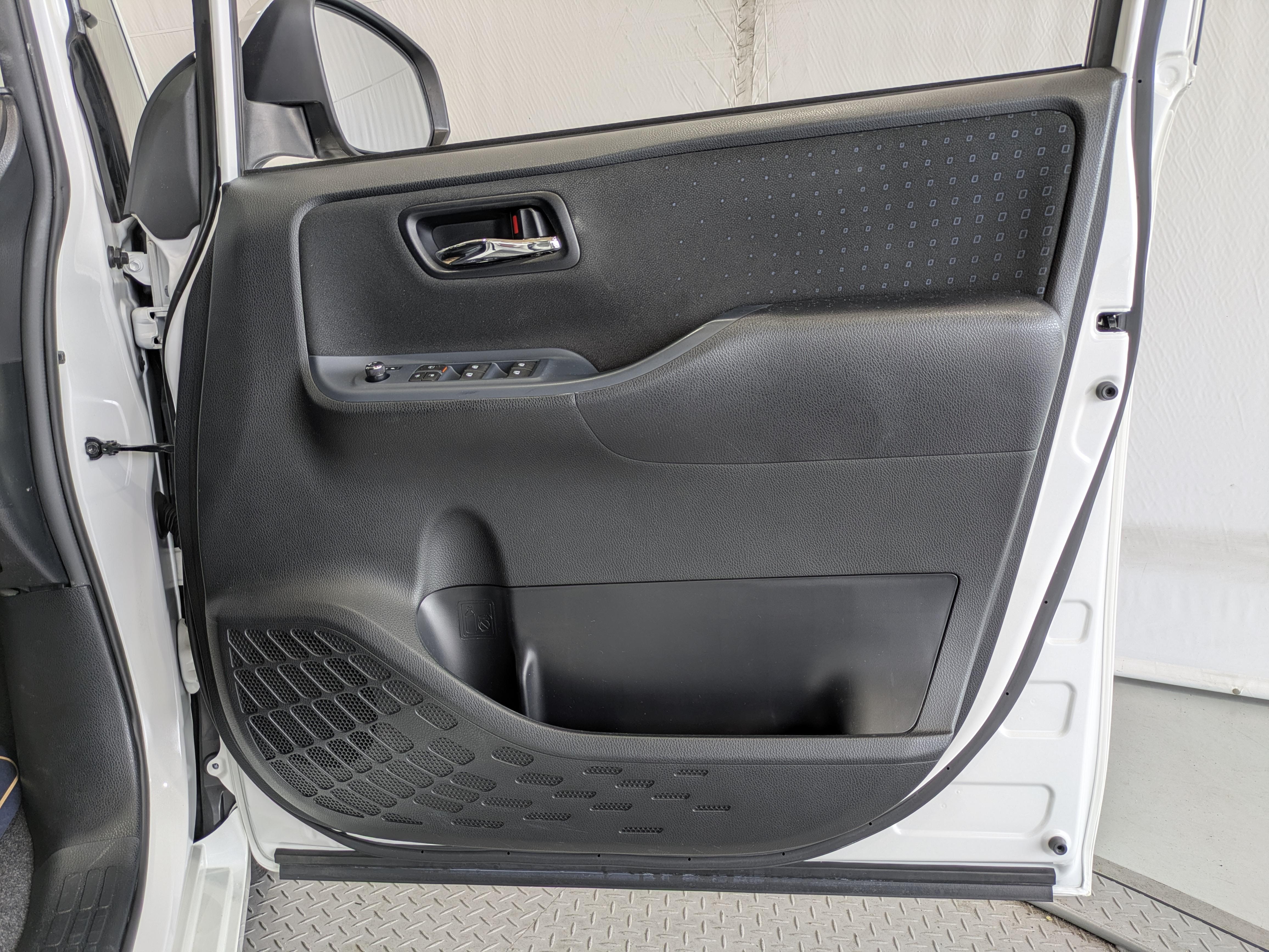 運転席ドア内張はご覧の通り。ドアポケットの収納もバッチリです