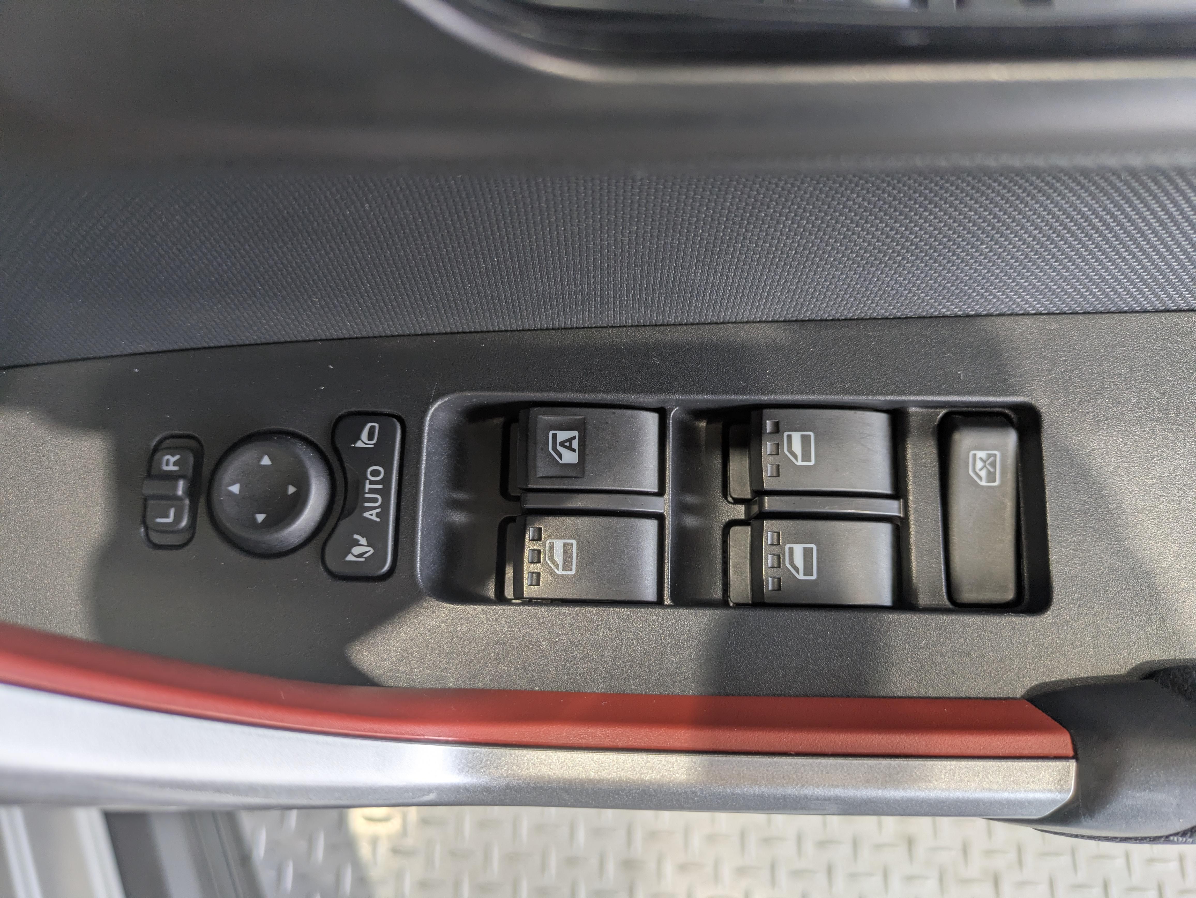 パワーウィンドウのスイッチですよ。　運転席に居ながら窓を開け閉めのコントロールできますよ。　ロック機能で、子供がイタズラして窓を開けるという事も無くなりますよ。
