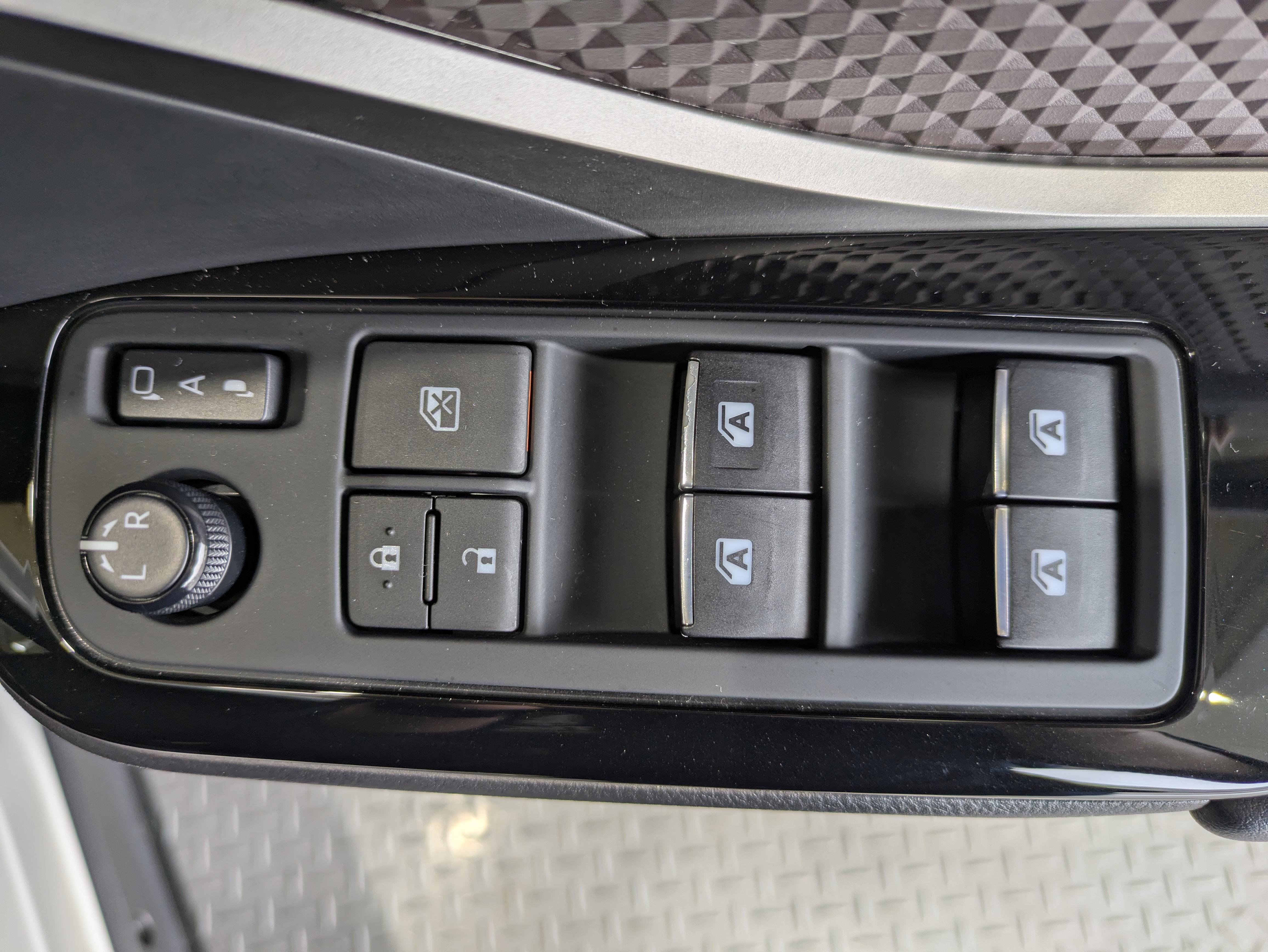 パワーウィンドウのスイッチですよ。　運転席に居ながら窓を開け閉めのコントロールできますよ。　ロック機能で、子供がイタズラして窓を開けるという事も無くなりますよ。