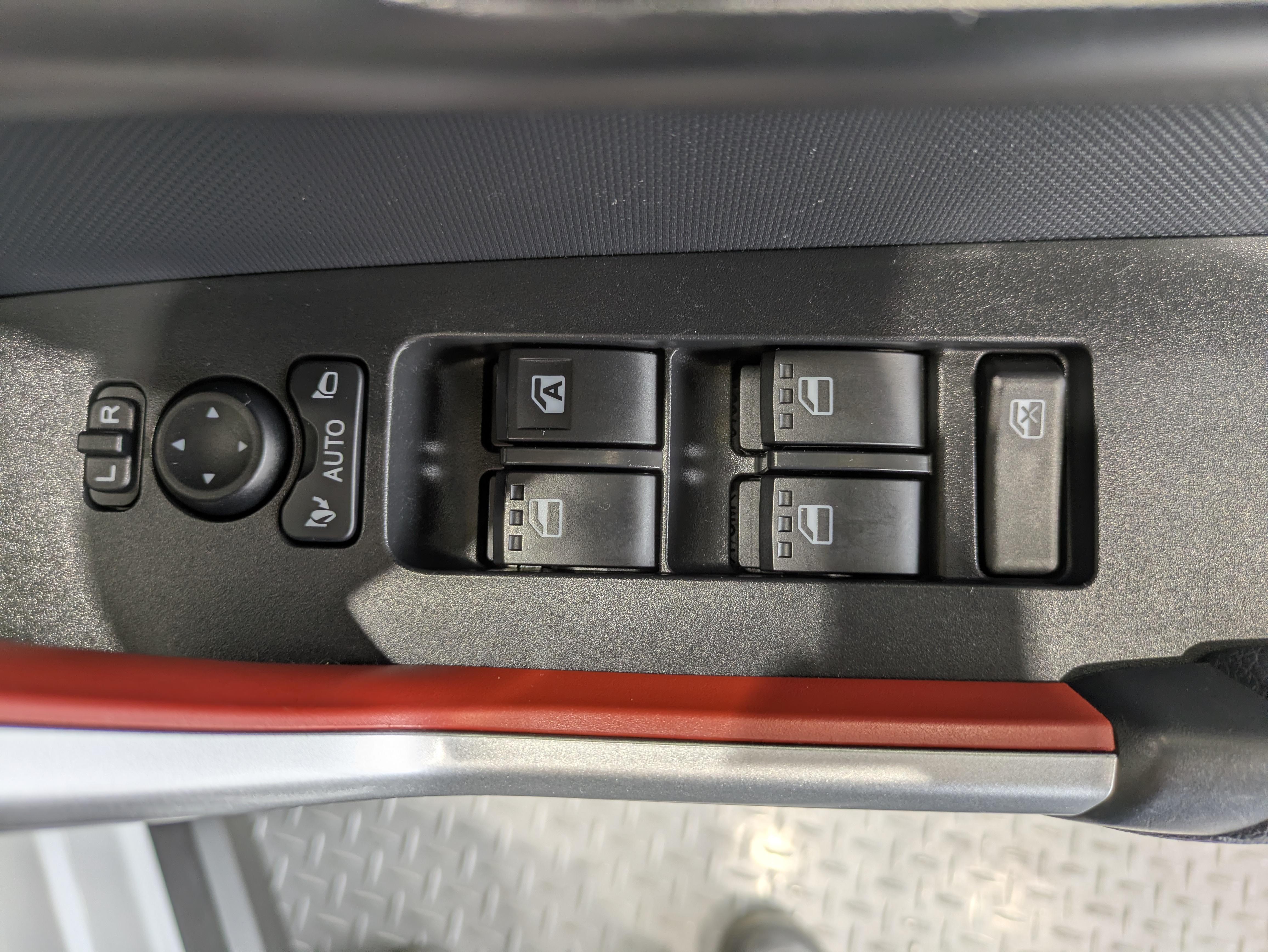 パワーウィンドウのスイッチですよ。　運転席に居ながら窓を開け閉めのコントロールできますよ。　ロック機能で、子供がイタズラして窓を開けるという事も無くなりますよ。