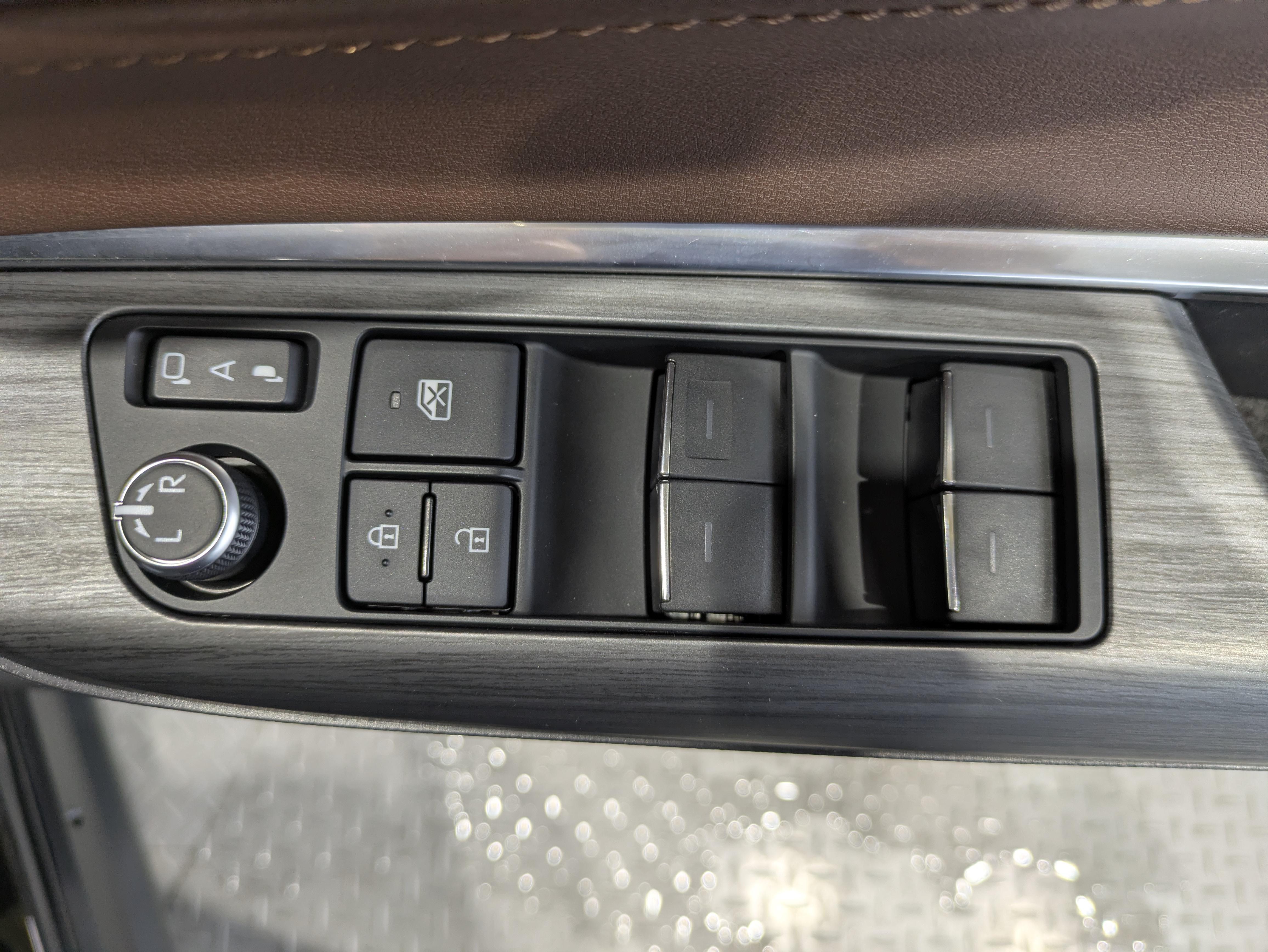 パワーウィンドウのスイッチですよ。　運転席に居ながら窓を開け閉めのコントロールできますよ。　ロック機能で、子供がイタズラして窓を開けるという事も無くなりますよ。