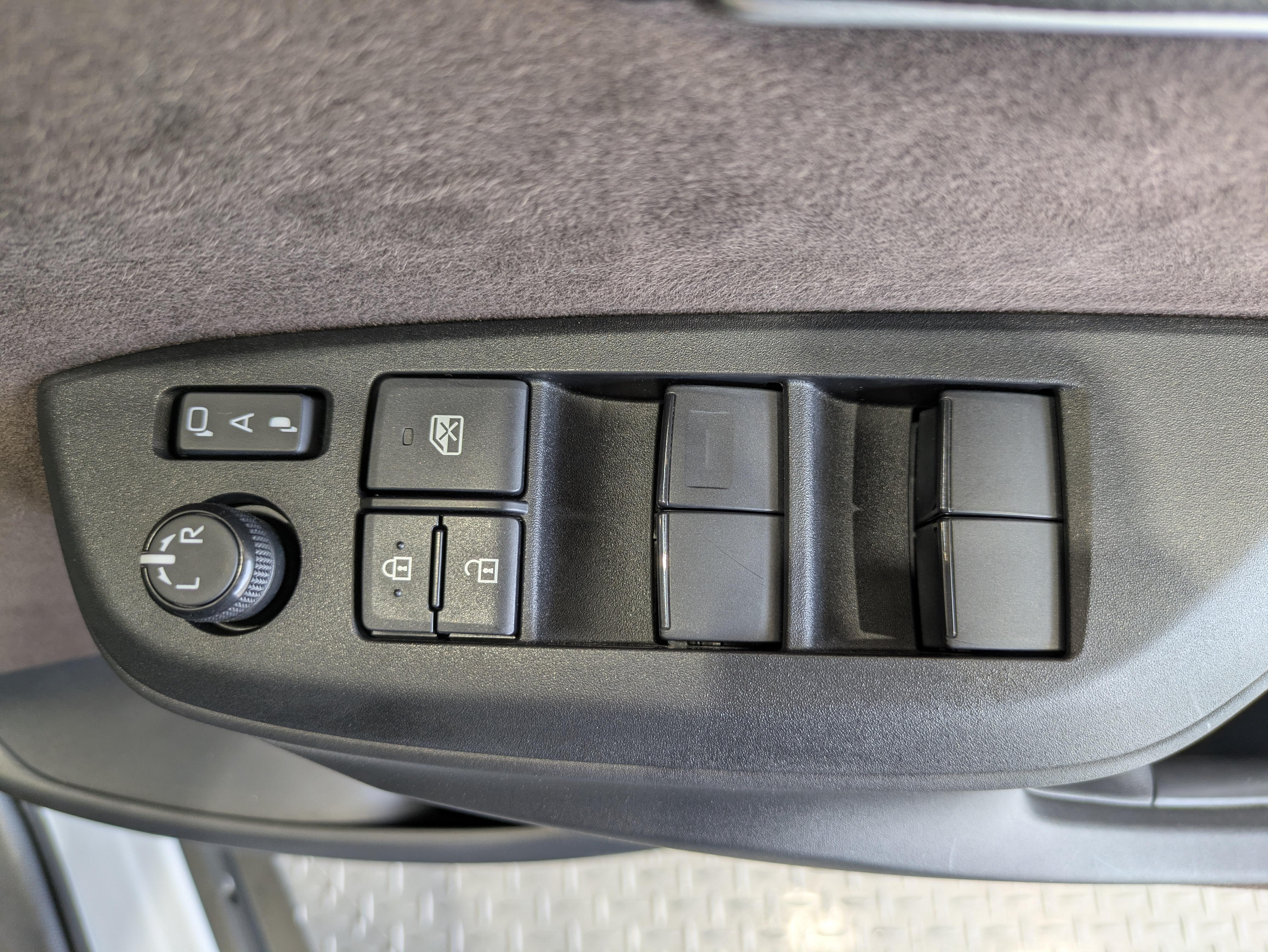 パワーウィンドウのスイッチですよ。　運転席に居ながら窓を開け閉めのコントロールできますよ。　ロック機能で、子供がイタズラして窓を開けるという事も無くなりますよ。
