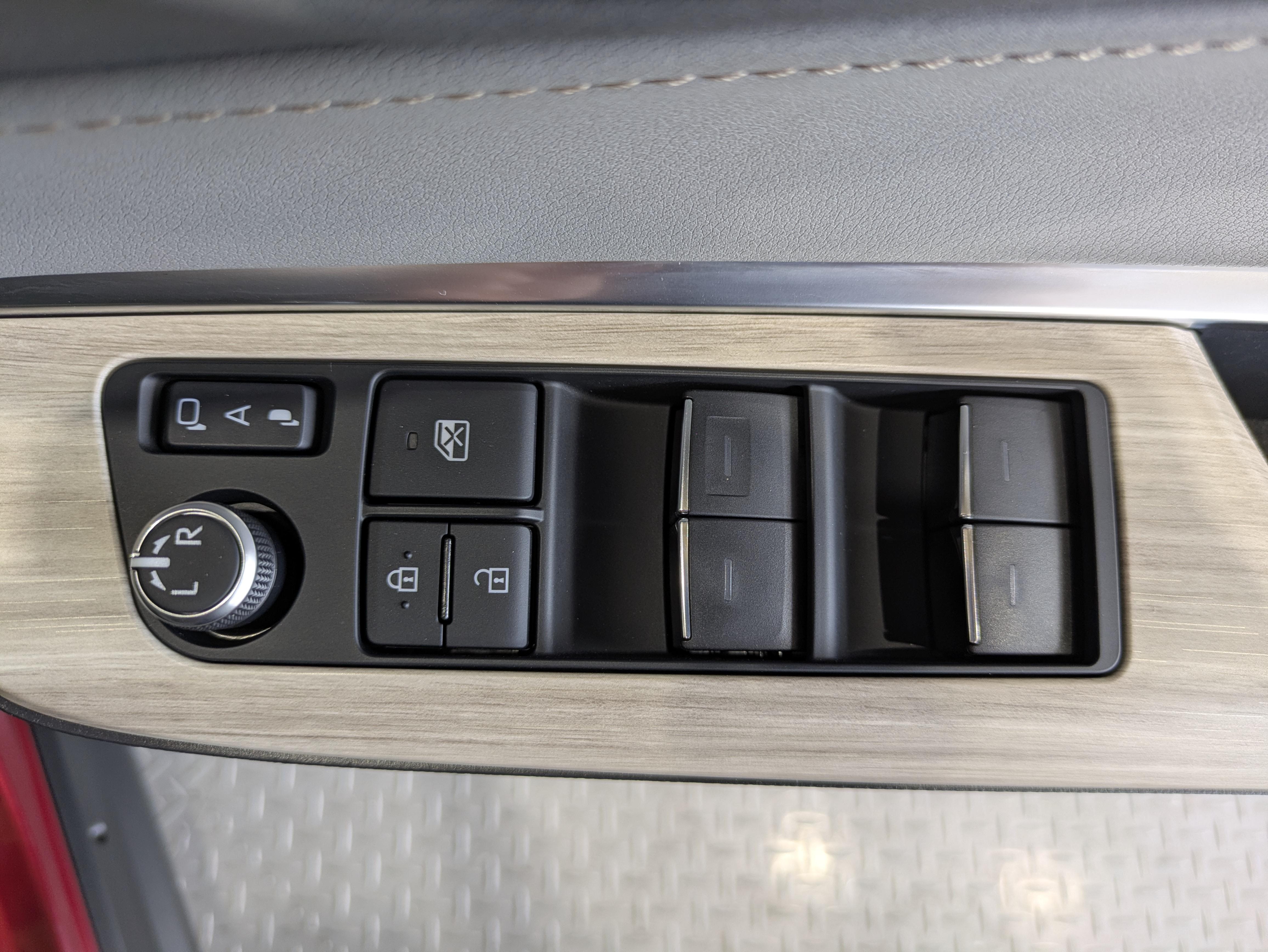 パワーウィンドウのスイッチですよ。　運転席に居ながら窓を開け閉めのコントロールできますよ。　ロック機能で、子供がイタズラして窓を開けるという事も無くなりますよ。