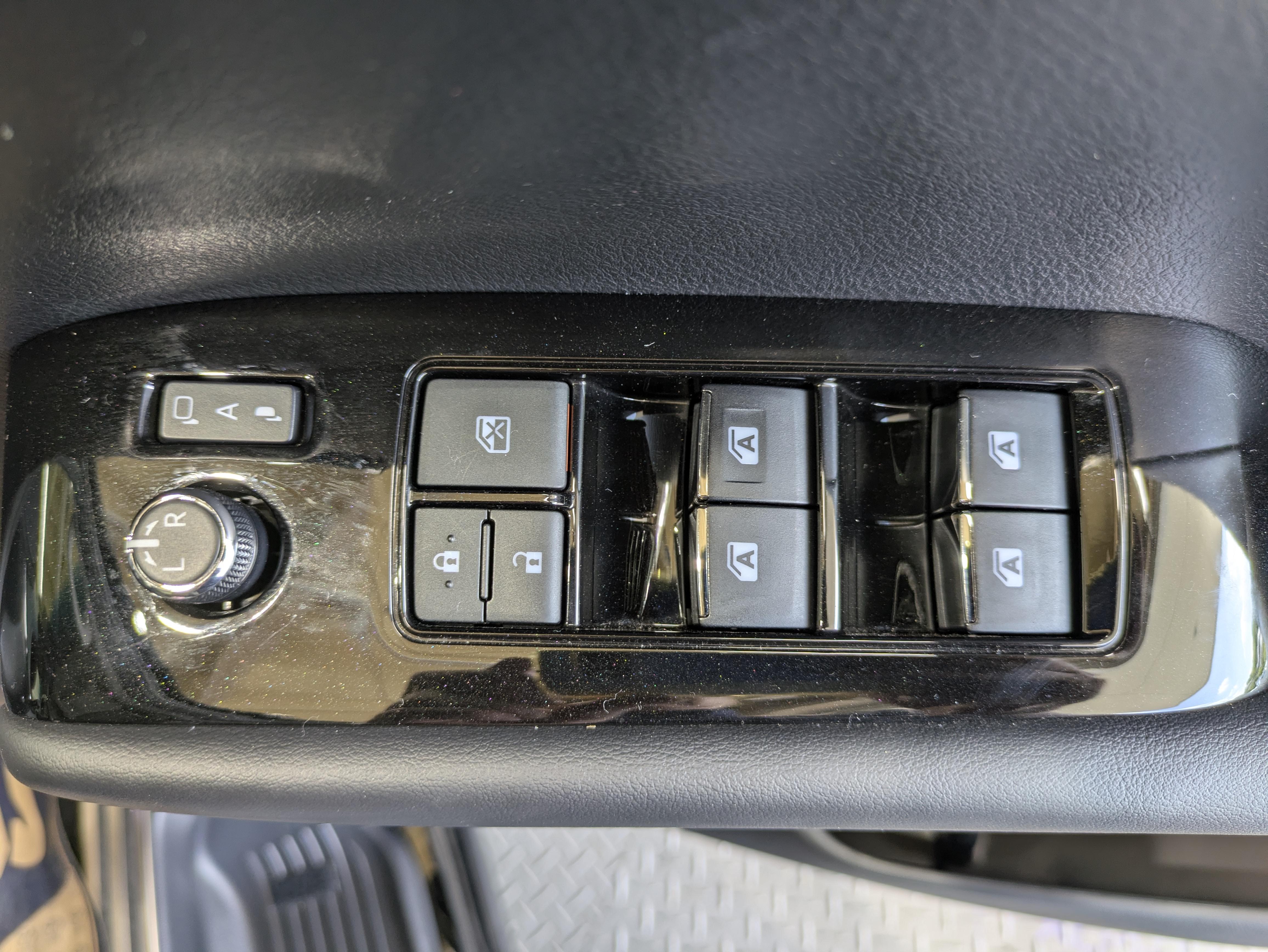 パワーウィンドウのスイッチですよ。　運転席に居ながら窓を開け閉めのコントロールできますよ。　ロック機能で、子供がイタズラして窓を開けるという事も無くなりますよ。