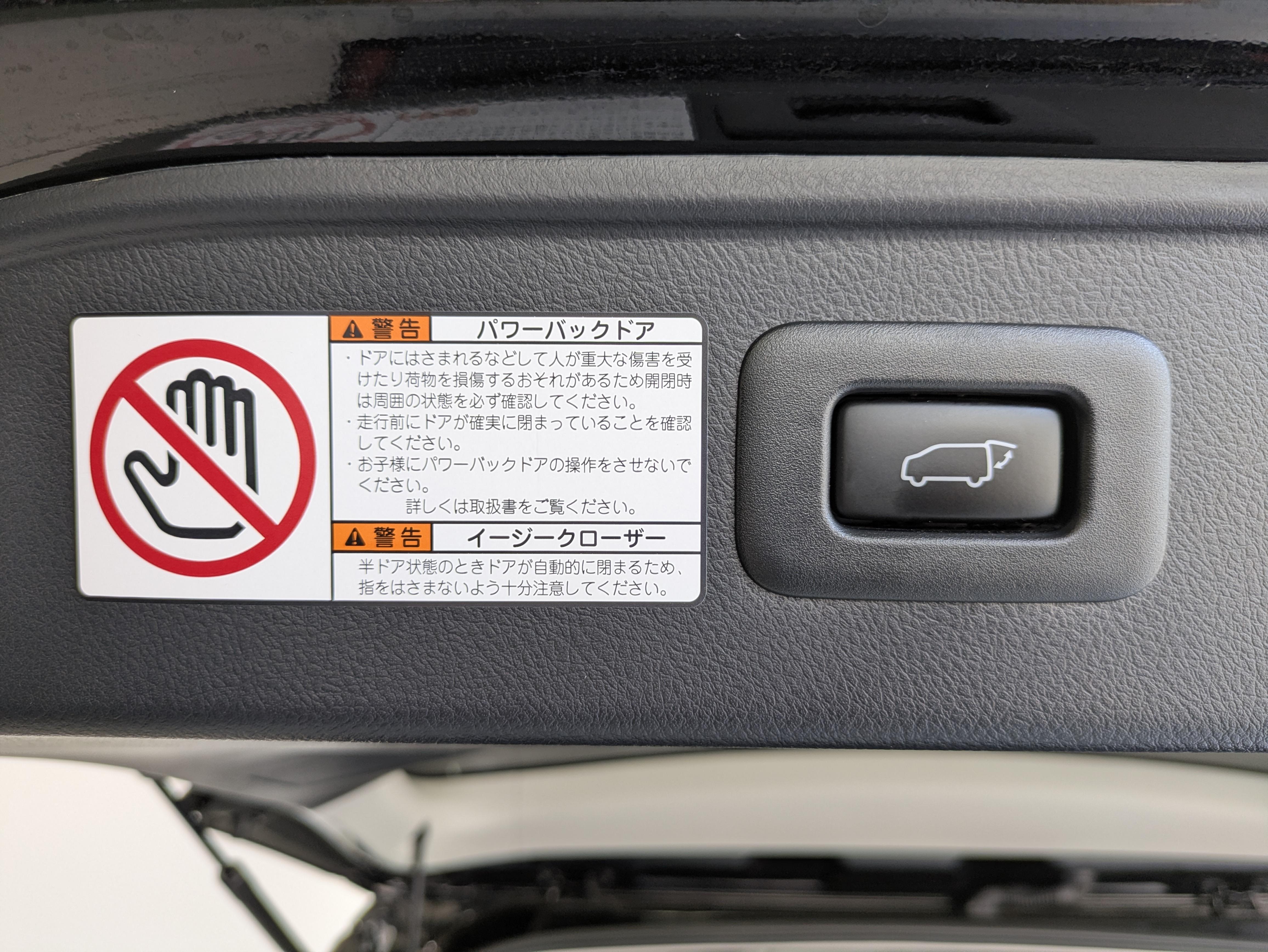 後ろが狭くてもサッと積める。途中で止められる安心のバックドア。後ろの駐車スペースが狭い時に重宝しますよ♪