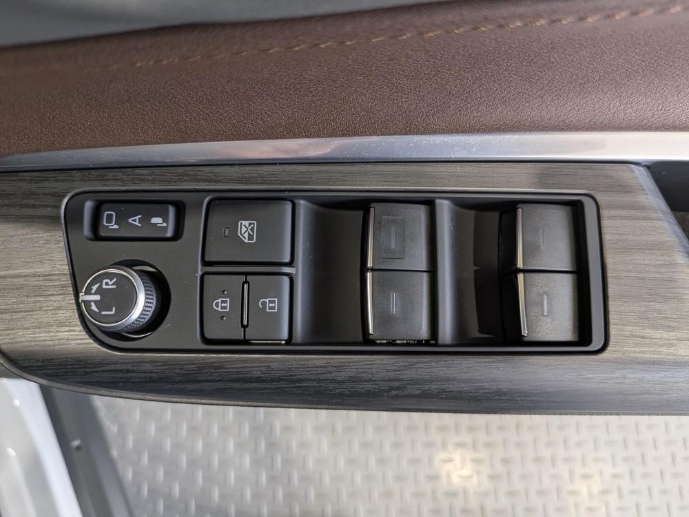 パワーウィンドウのスイッチですよ。　運転席に居ながら窓を開け閉めのコントロールできますよ。　ロック機能で、子供がイタズラして窓を開けるという事も無くなりますよ。