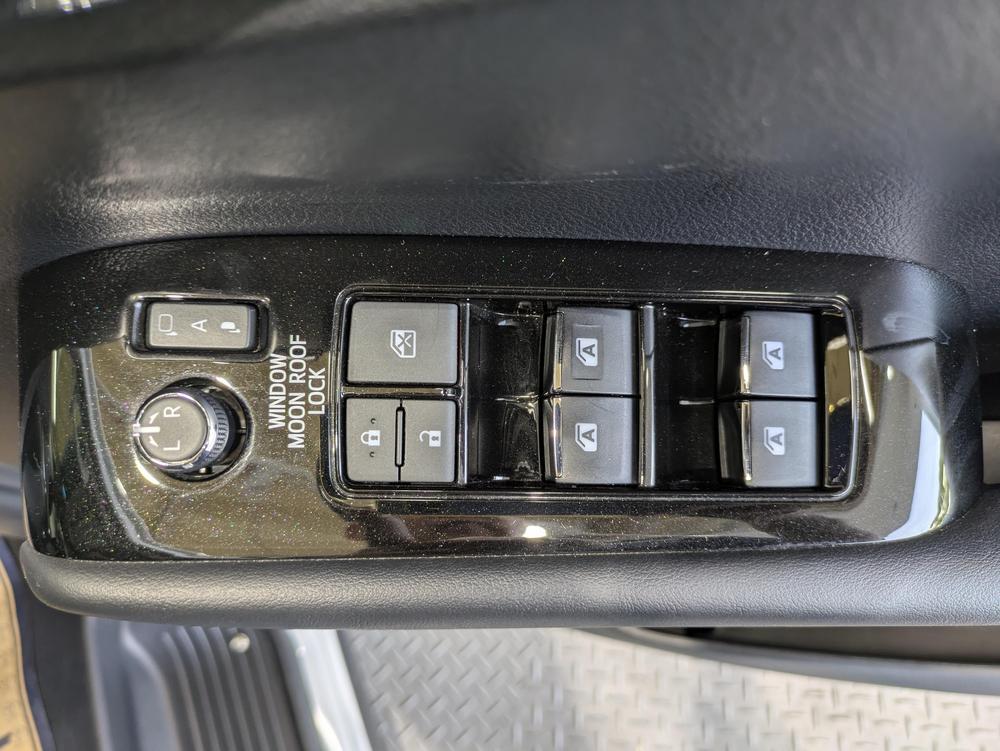パワーウィンドウのスイッチですよ。　運転席に居ながら窓を開け閉めのコントロールできますよ。　ロック機能で、子供がイタズラして窓を開けるという事も無くなりますよ。