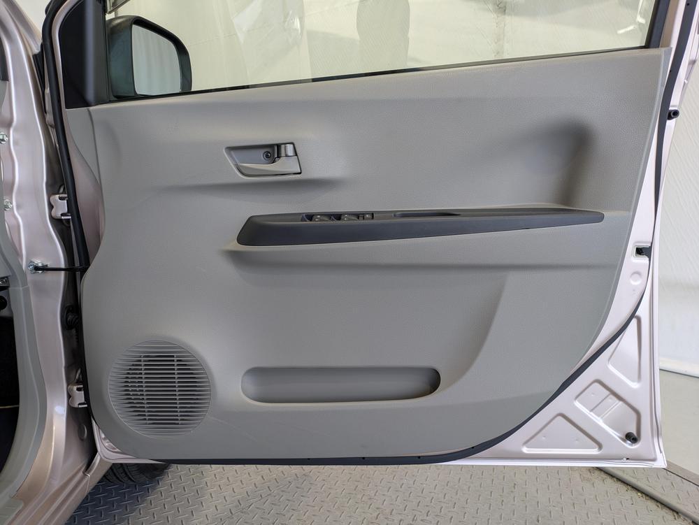 運転席ドア内張はご覧の通り。ドアポケットの収納もバッチリです