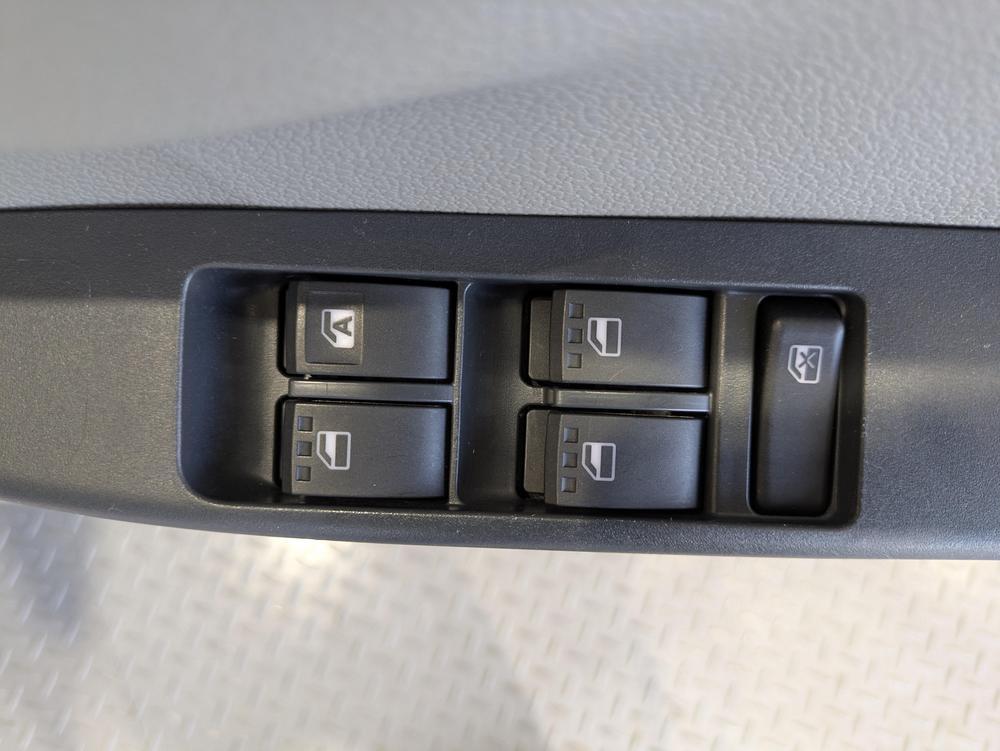 パワーウィンドウのスイッチですよ。　運転席に居ながら窓を開け閉めのコントロールできますよ。　ロック機能で、子供がイタズラして窓を開けるという事も無くなりますよ。
