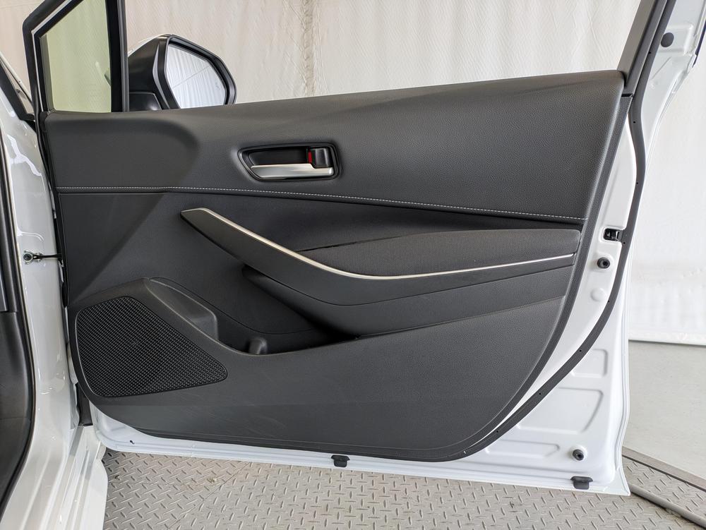 運転席ドア内張はご覧の通り。ドアポケットの収納もバッチリです