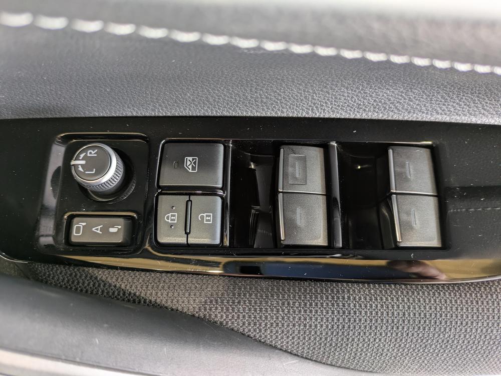 運転席からも操作可能な全席パワーウィンドウが装備されています。