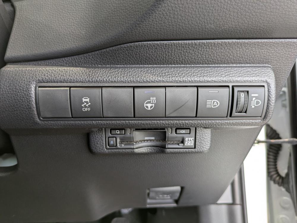 オートマチックハイビームとは、先行車や対向車のライトを認識し、ハイビームとロービームを自動で切り替える機能です。夜道の視界を確保します。詳細は販売店スタッフまでおたずねください。