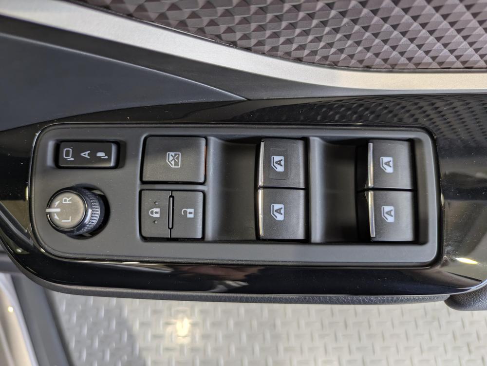 パワーウィンドウのスイッチですよ。　運転席に居ながら窓を開け閉めのコントロールできますよ。　ロック機能で、子供がイタズラして窓を開けるという事も無くなりますよ。
