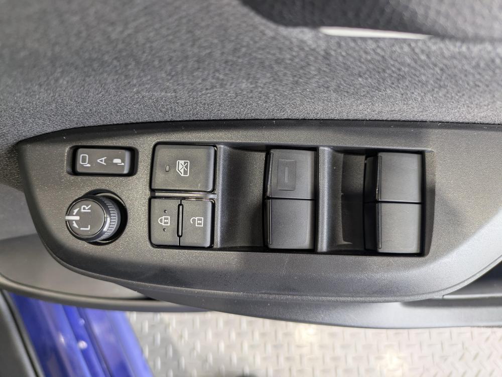 パワーウィンドウのスイッチですよ。　運転席に居ながら窓を開け閉めのコントロールできますよ。　ロック機能で、子供がイタズラして窓を開けるという事も無くなりますよ。