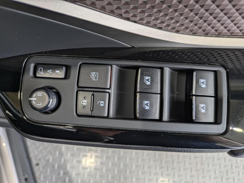 パワーウィンドウのスイッチですよ。　運転席に居ながら窓を開け閉めのコントロールできますよ。　ロック機能で、子供がイタズラして窓を開けるという事も無くなりますよ。