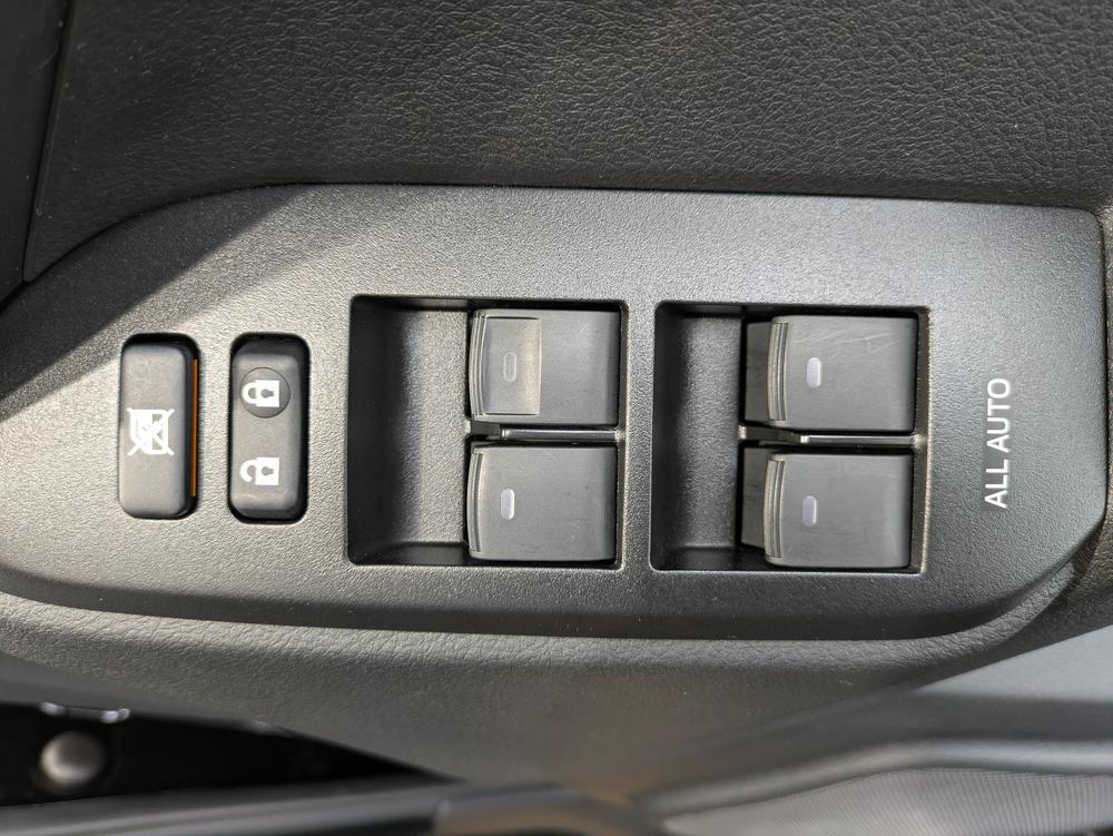 パワーウィンドウのスイッチですよ。　運転席に居ながら窓を開け閉めのコントロールできますよ。　ロック機能で、子供がイタズラして窓を開けるという事も無くなりますよ。