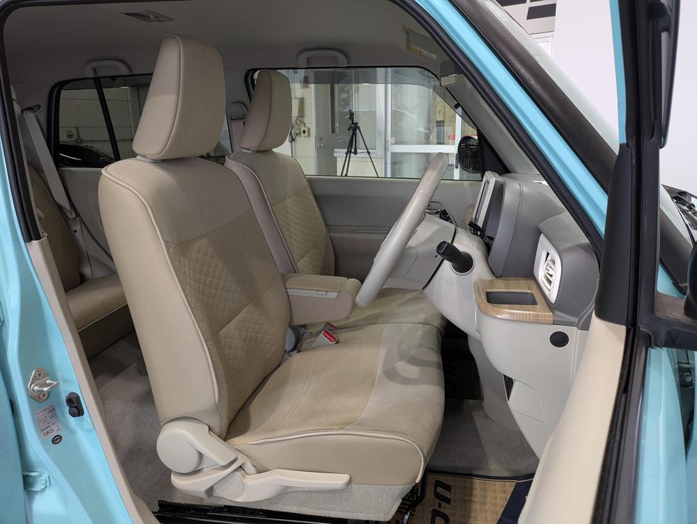高いホールド性で運転姿勢が安定します。長距離ドライブでも疲れにくいのが魅力です。快適なドライビングライフをお送りください♪