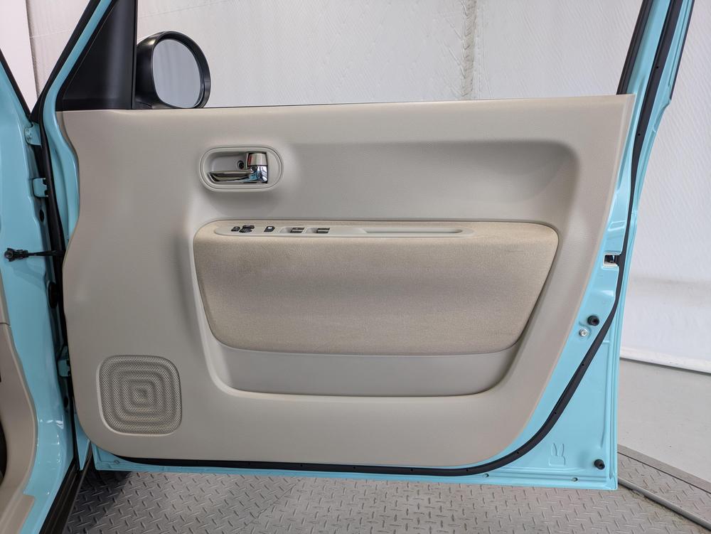 運転席ドア内張はご覧の通り。ドアポケットの収納もバッチリです