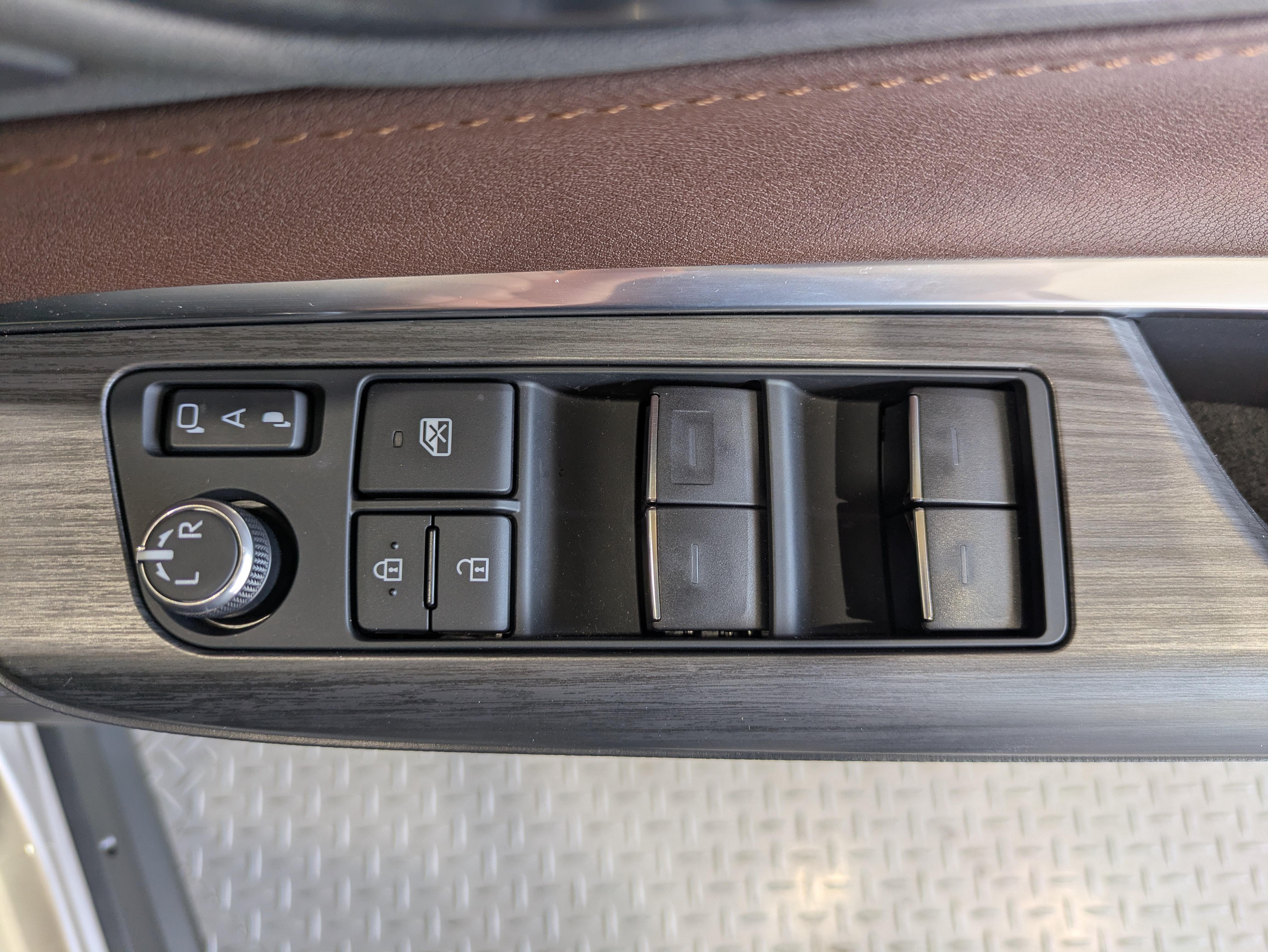 パワーウィンドウのスイッチですよ。　運転席に居ながら窓を開け閉めのコントロールできますよ。　ロック機能で、子供がイタズラして窓を開けるという事も無くなりますよ。
