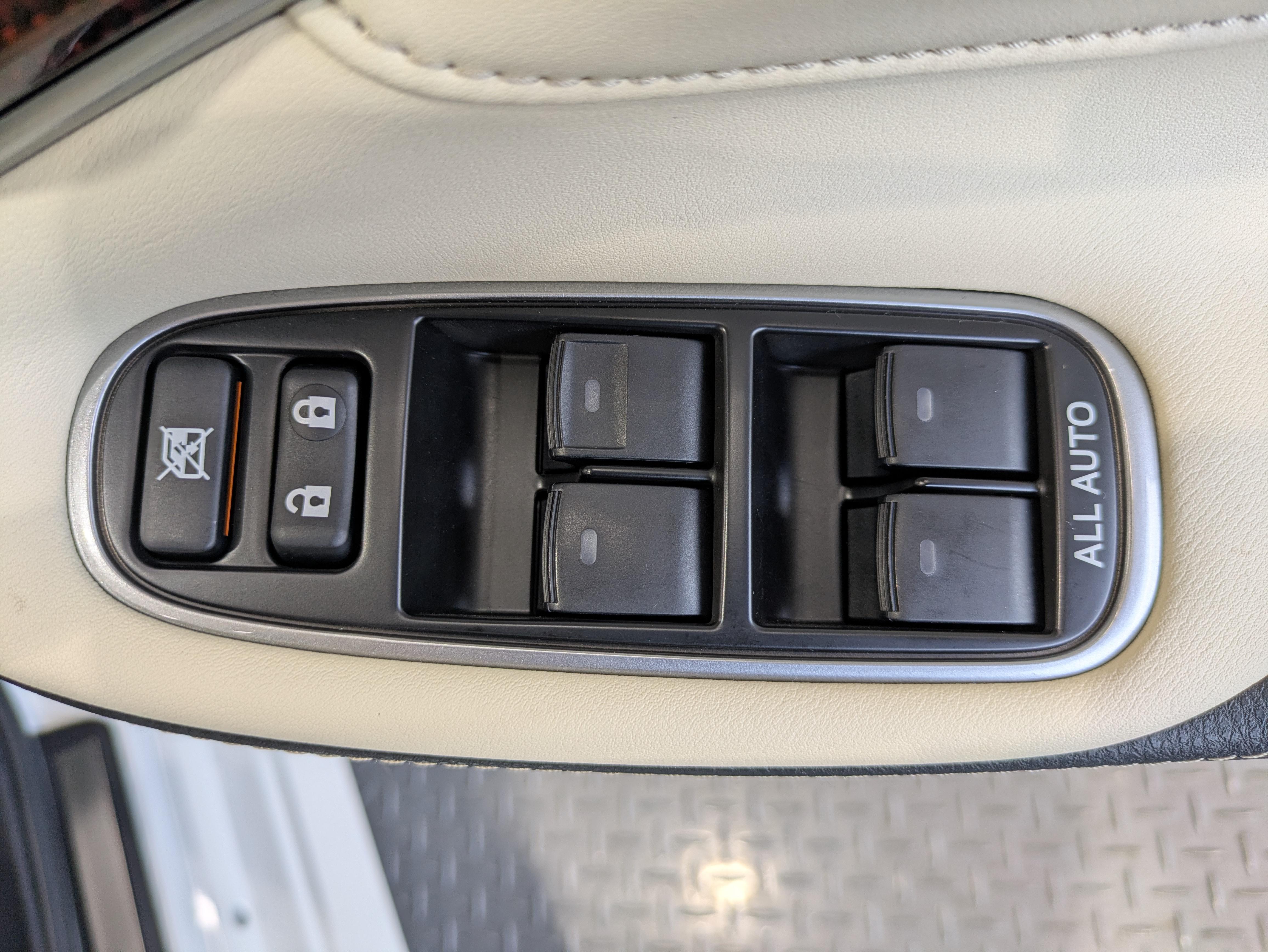 パワーウィンドウのスイッチですよ。　運転席に居ながら窓を開け閉めのコントロールできますよ。　ロック機能で、子供がイタズラして窓を開けるという事も無くなりますよ。