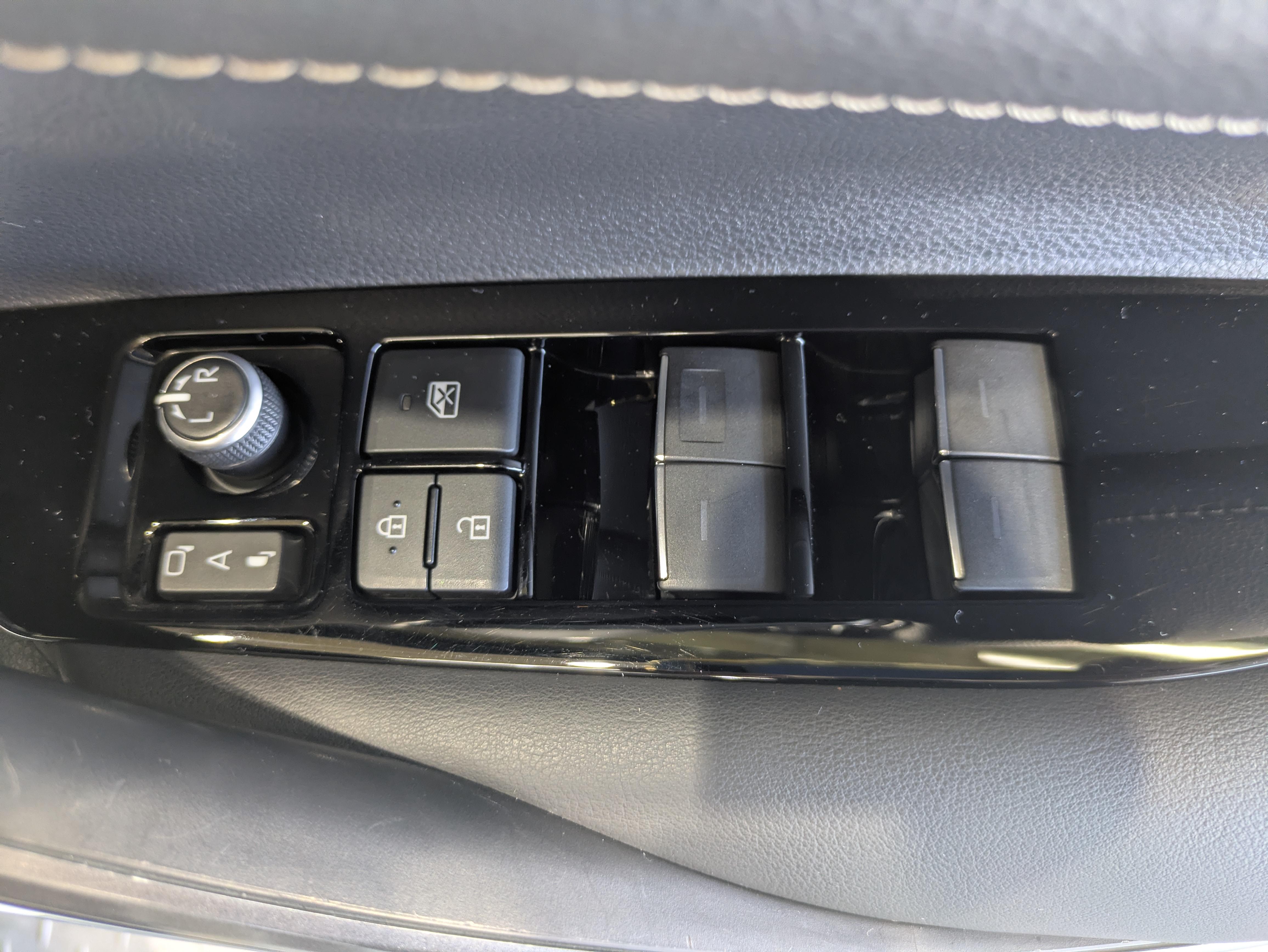 運転席からも操作可能な全席パワーウィンドウが装備されています。