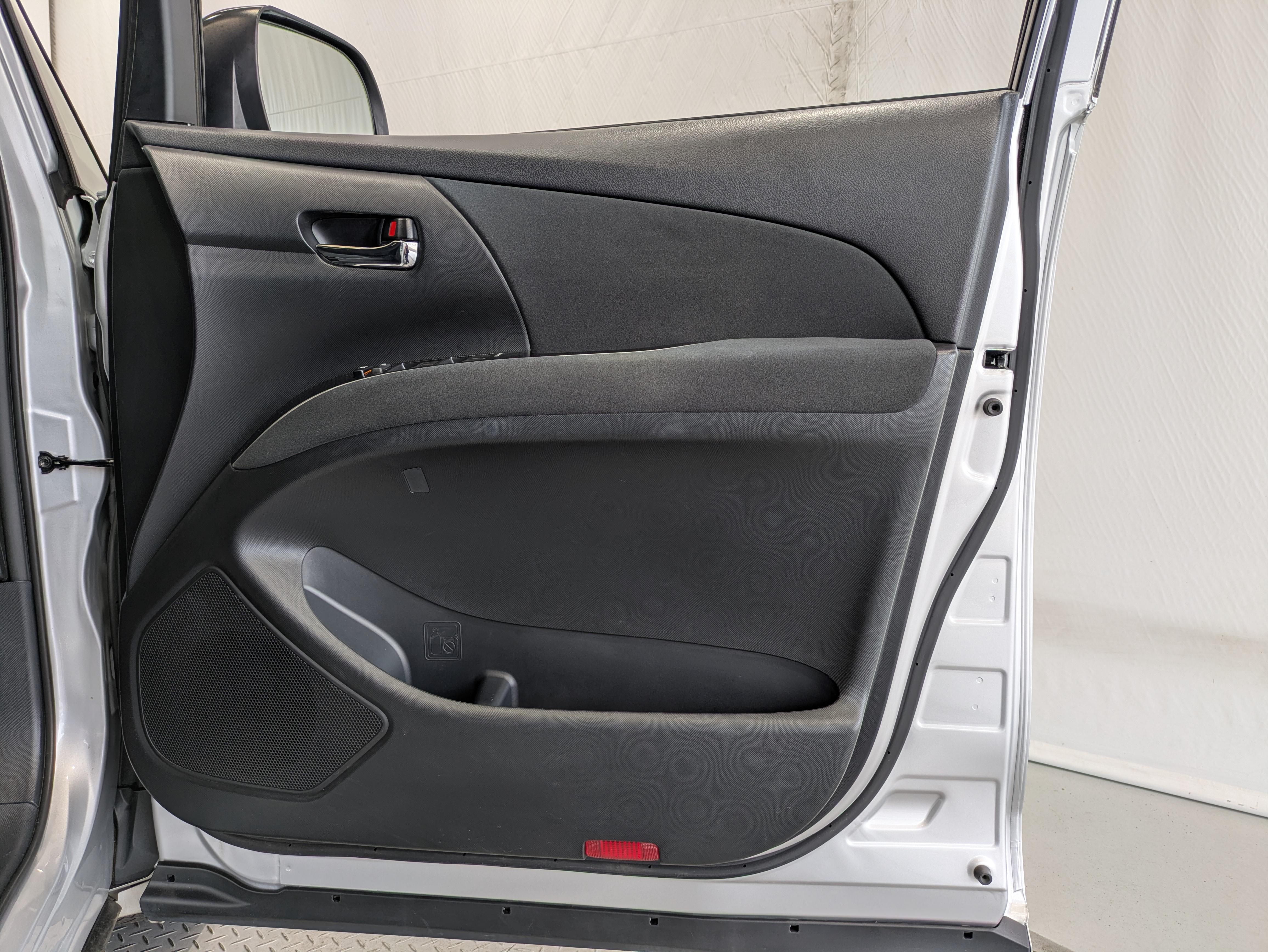 運転席ドア内張はご覧の通り。ドアポケットの収納もバッチリです