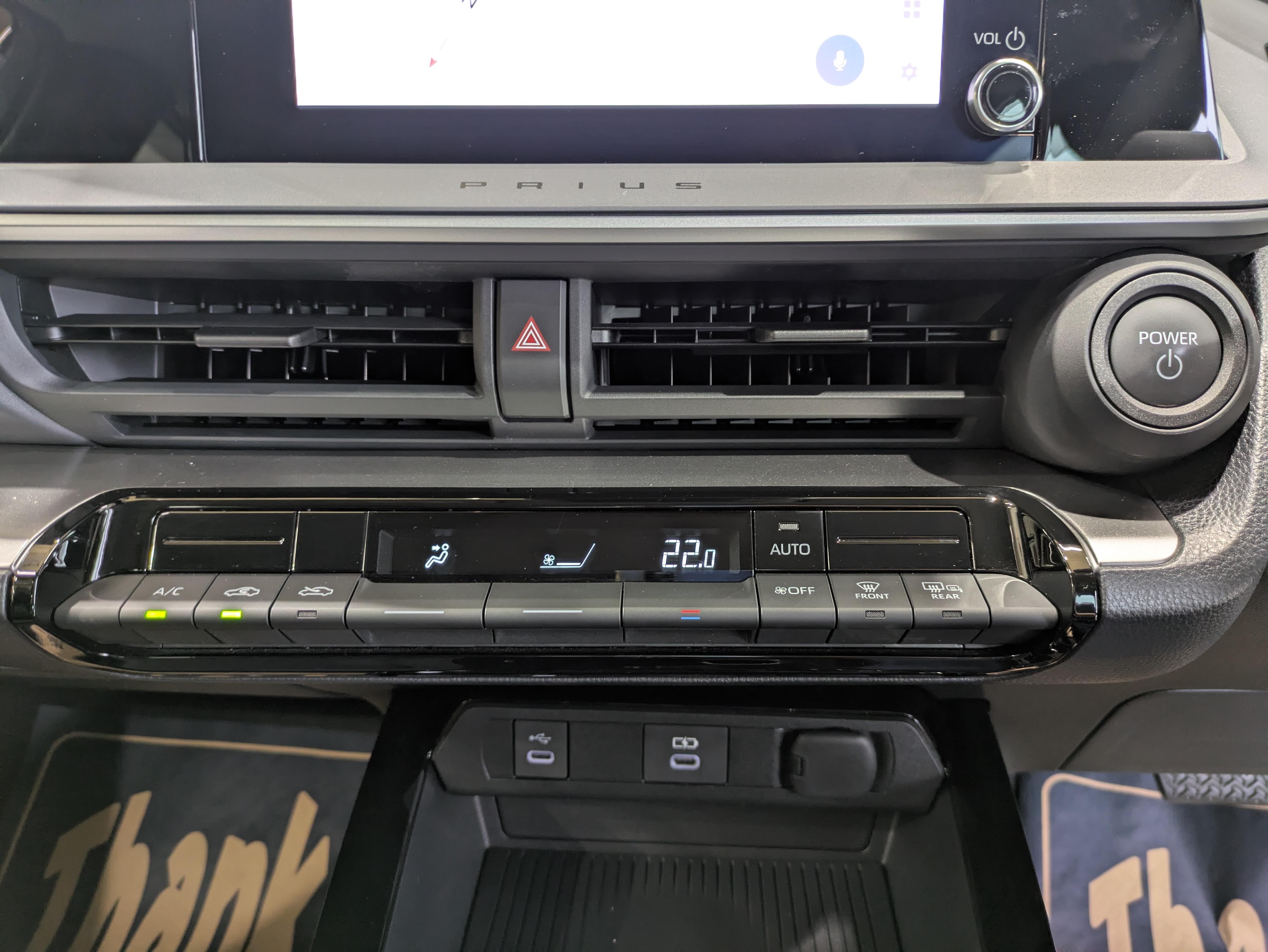 オートエアコンを装着しておりますので車内をお好みの快適な温度に保つことが可能です！