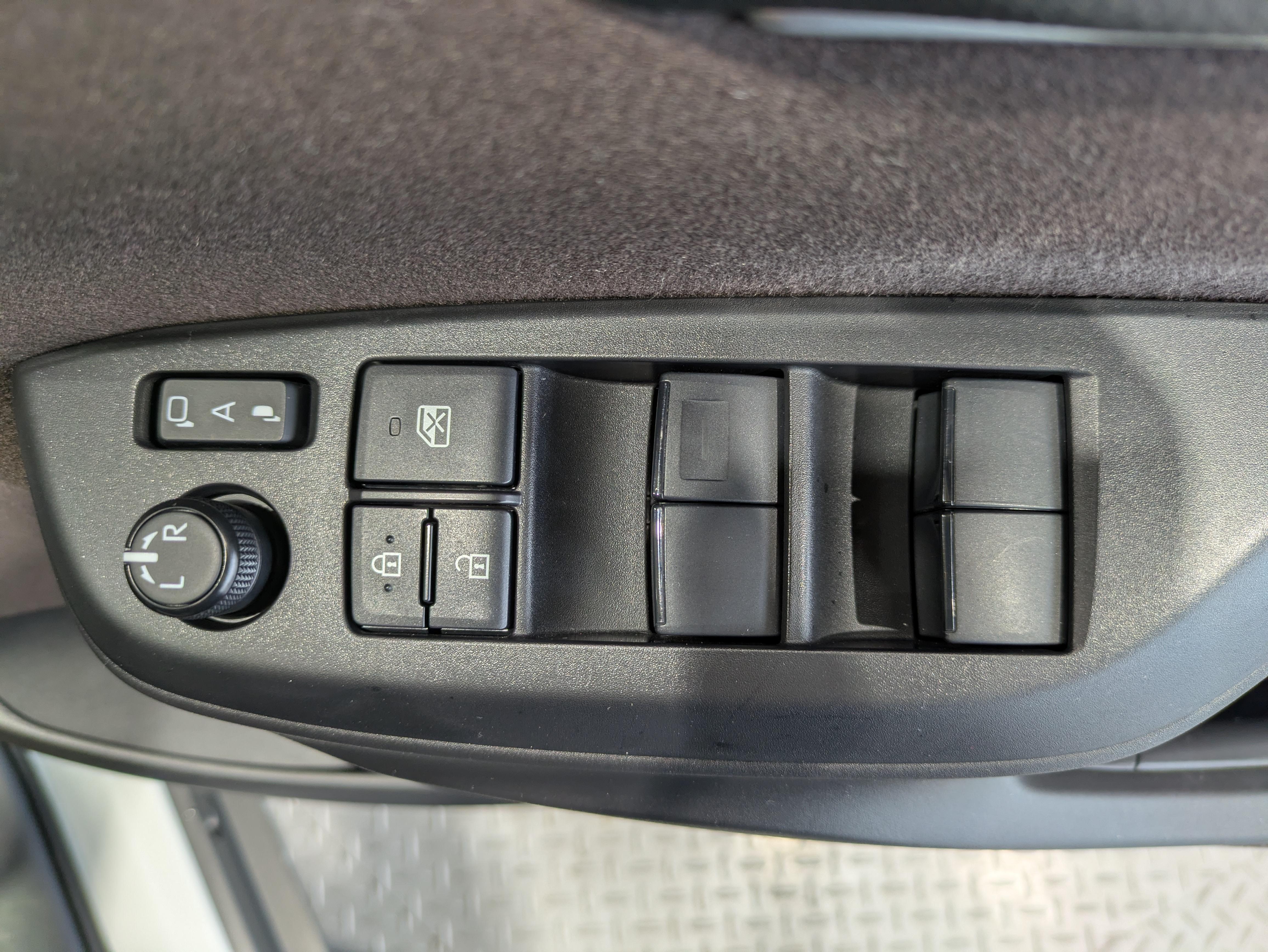 パワーウィンドウのスイッチですよ。　運転席に居ながら窓を開け閉めのコントロールできますよ。　ロック機能で、子供がイタズラして窓を開けるという事も無くなりますよ。