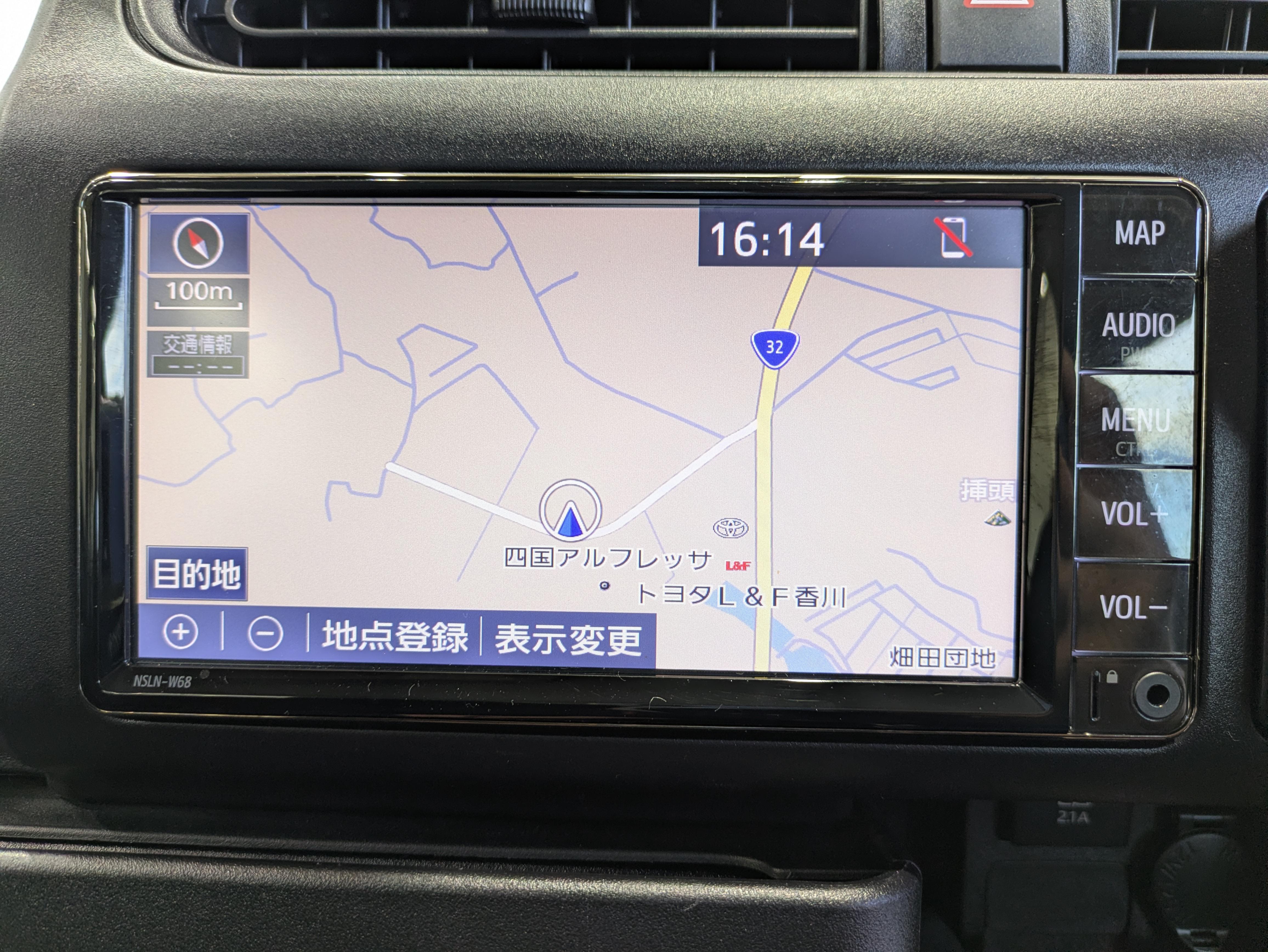 純正ナビを装備。タッチパネル式で使いやすく、お出かけもラクラクです。