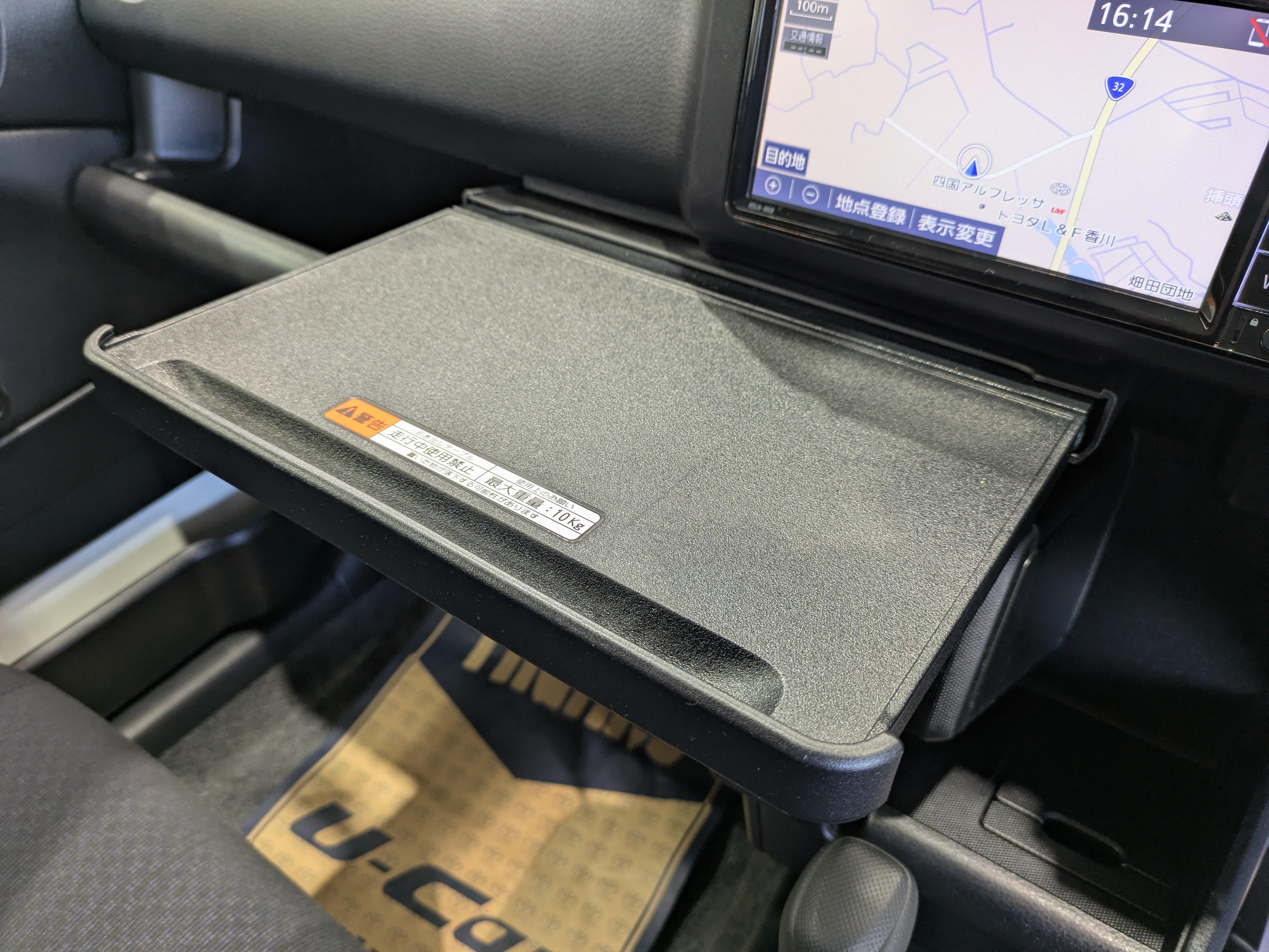 簡易テーブルも装備されており、室内での仕事もスムーズです。